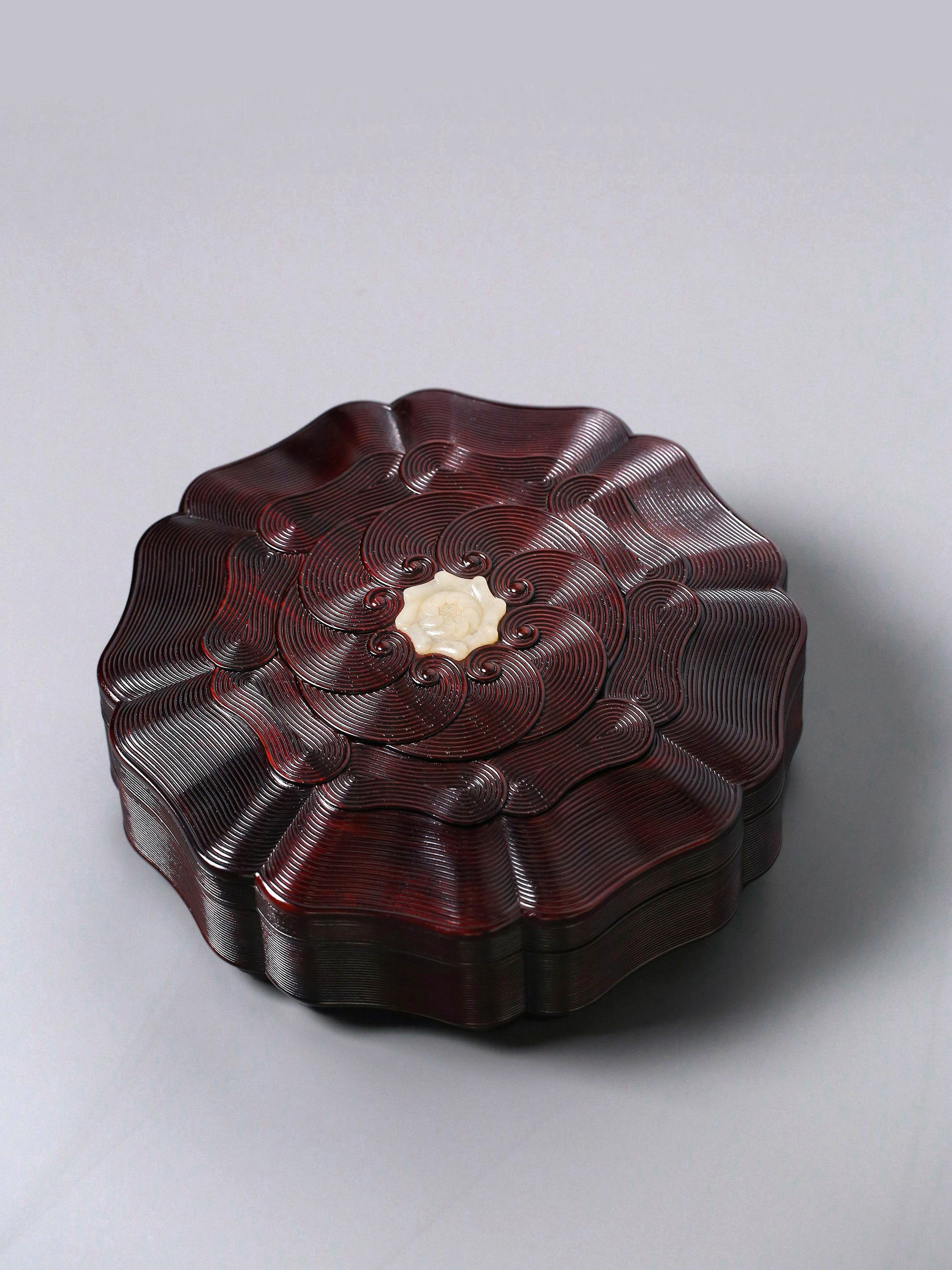 Small-leaf sandalwood box inlaid with jade sea wave pattern sunflower eight-treasure fruit box