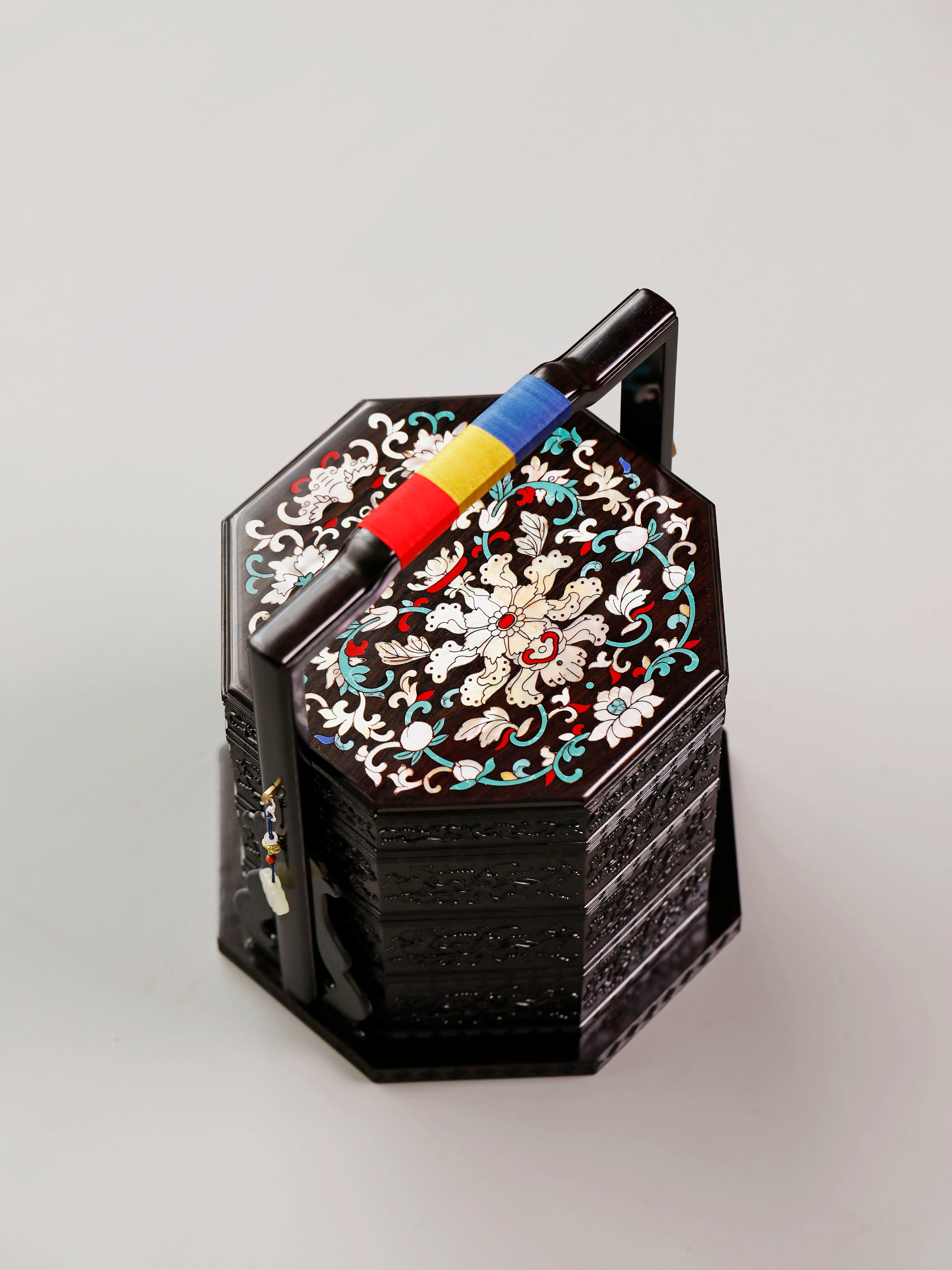 Purple sandalwood octagonal box inlaid with mother-of-pearl and passionflower pattern