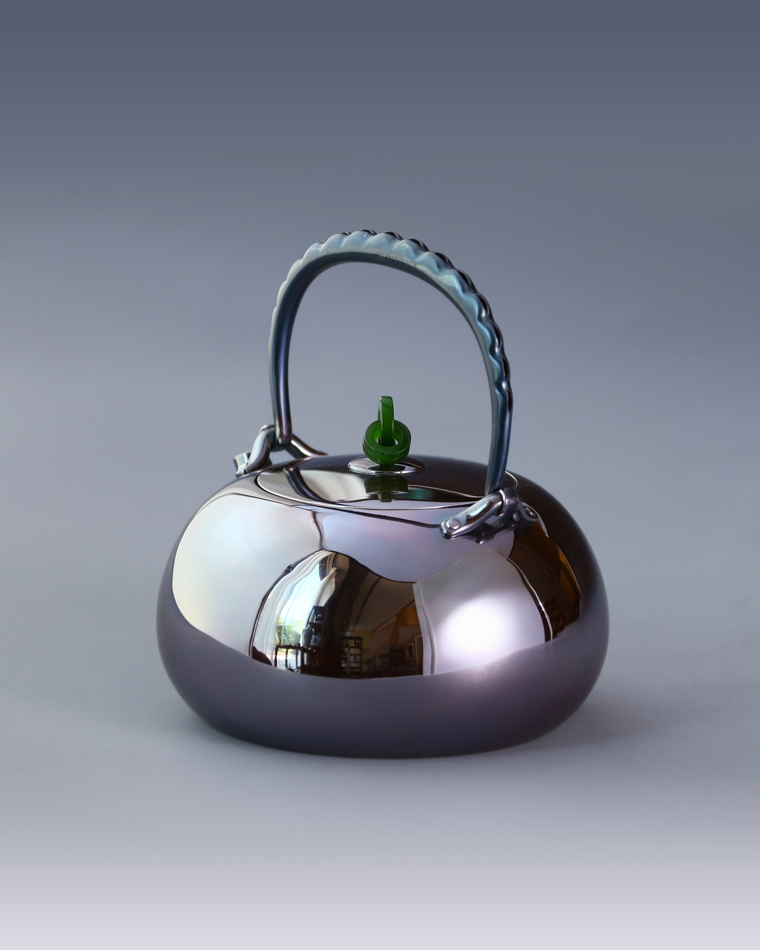 Kitamura Suko's jade ring-shaped pouch was struck with a pure silver pot.