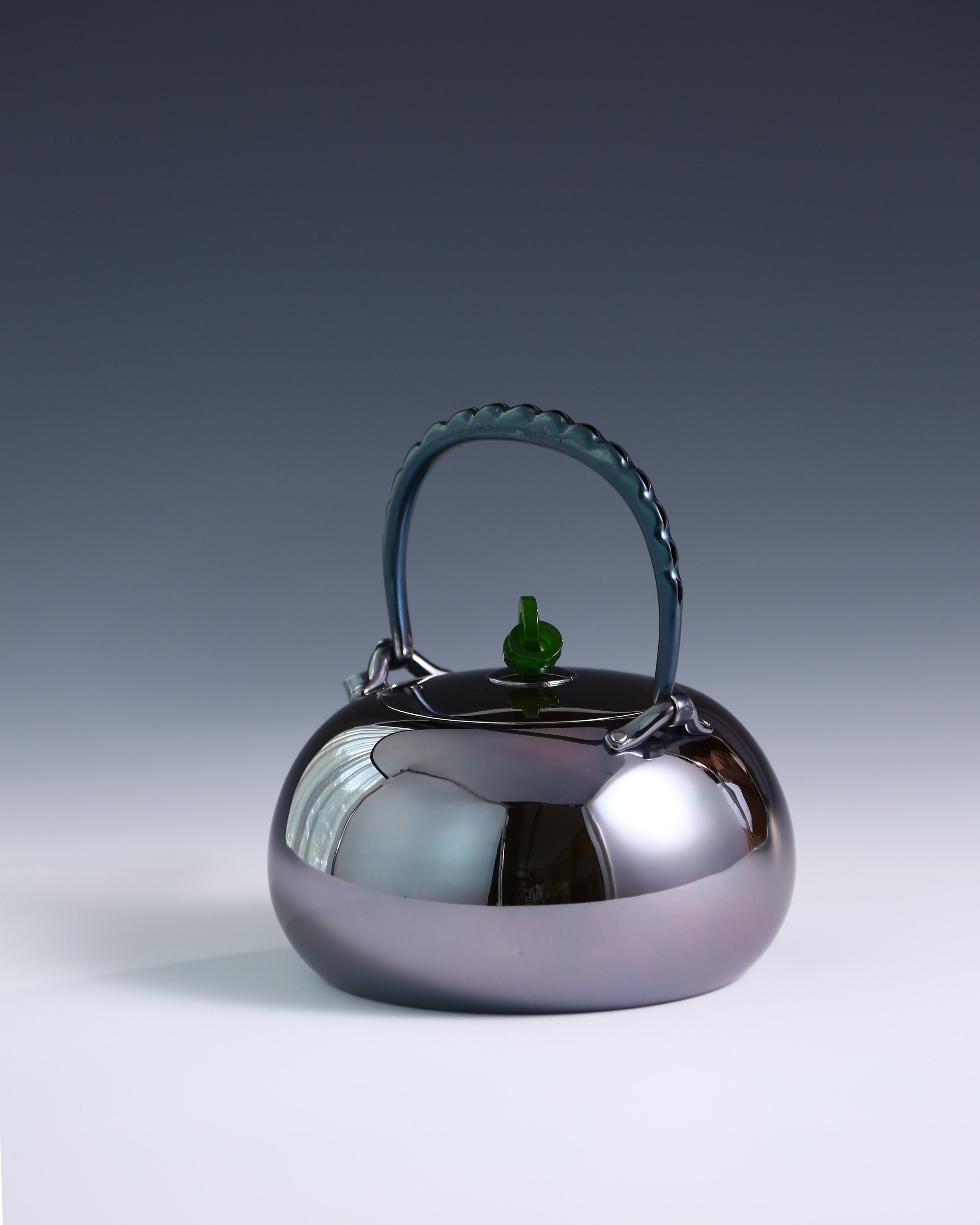 Kitamura Suko's jade ring-shaped pouch was struck with a pure silver pot.