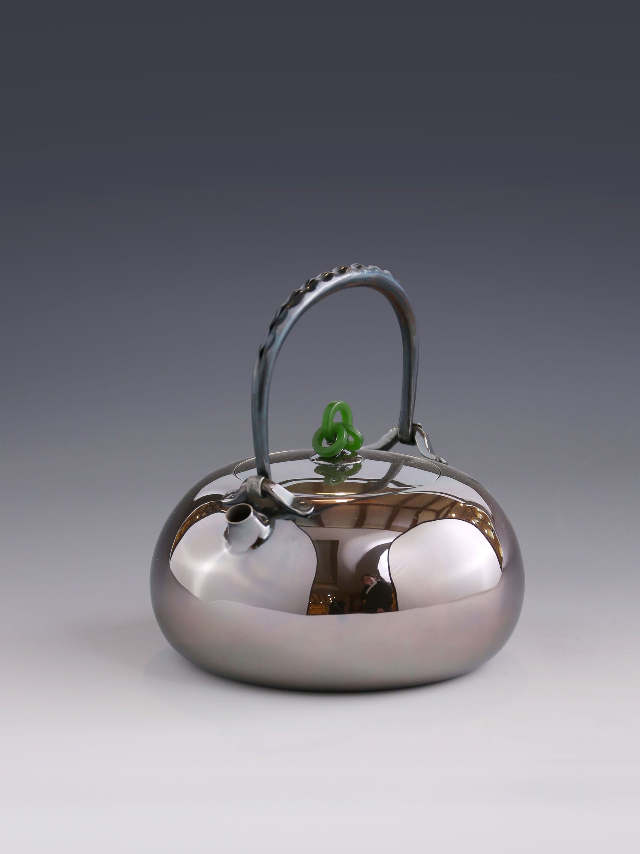 Kitamura Suko's jade ring-shaped pouch was struck with a pure silver pot.