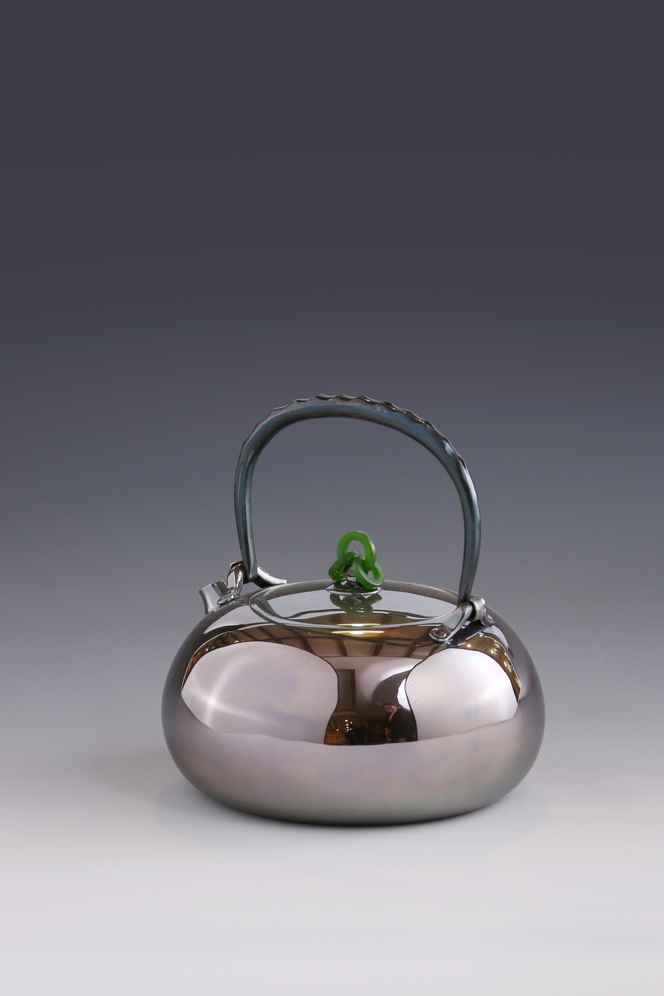 Kitamura Suko's jade ring-shaped pouch was struck with a pure silver pot.