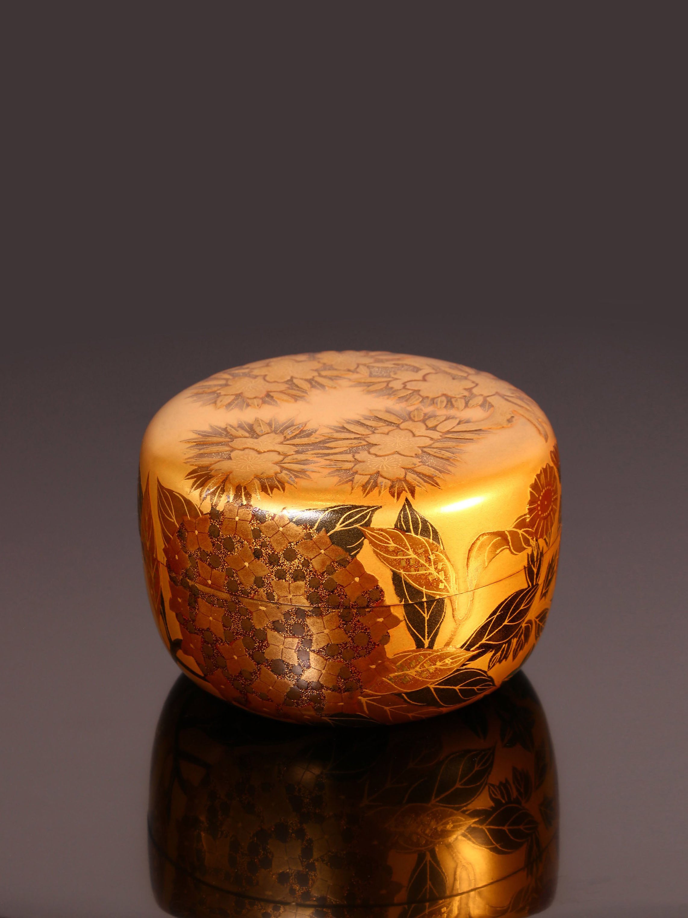 Floral pattern gold-painted gold ground tea date