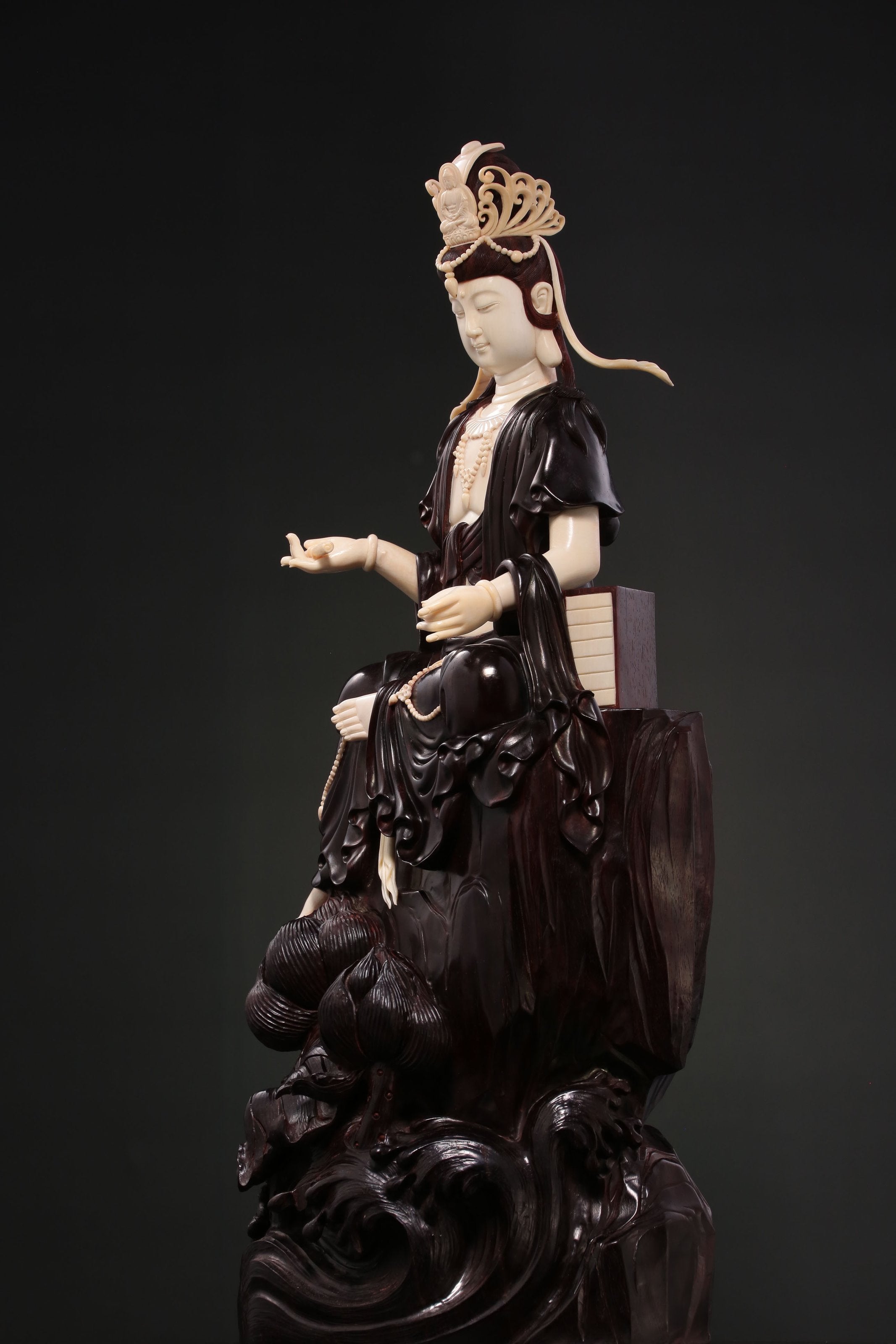 Bodhisattva who upholds the scriptures