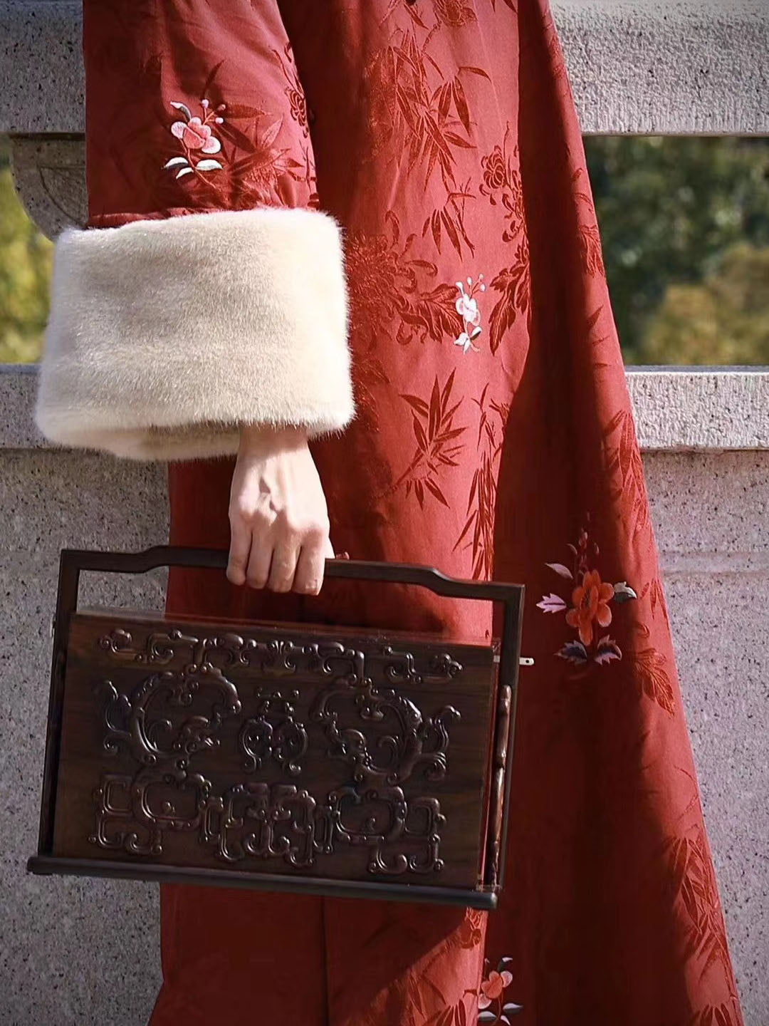 Double-layered carrying box made of rosewood/white rosewood with dragons holding longevity symbols