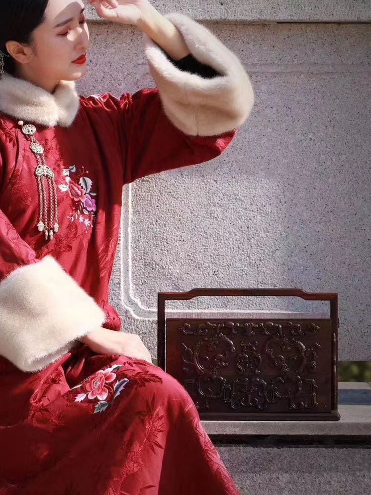 Double-layered carrying box made of rosewood/white rosewood with dragons holding longevity symbols