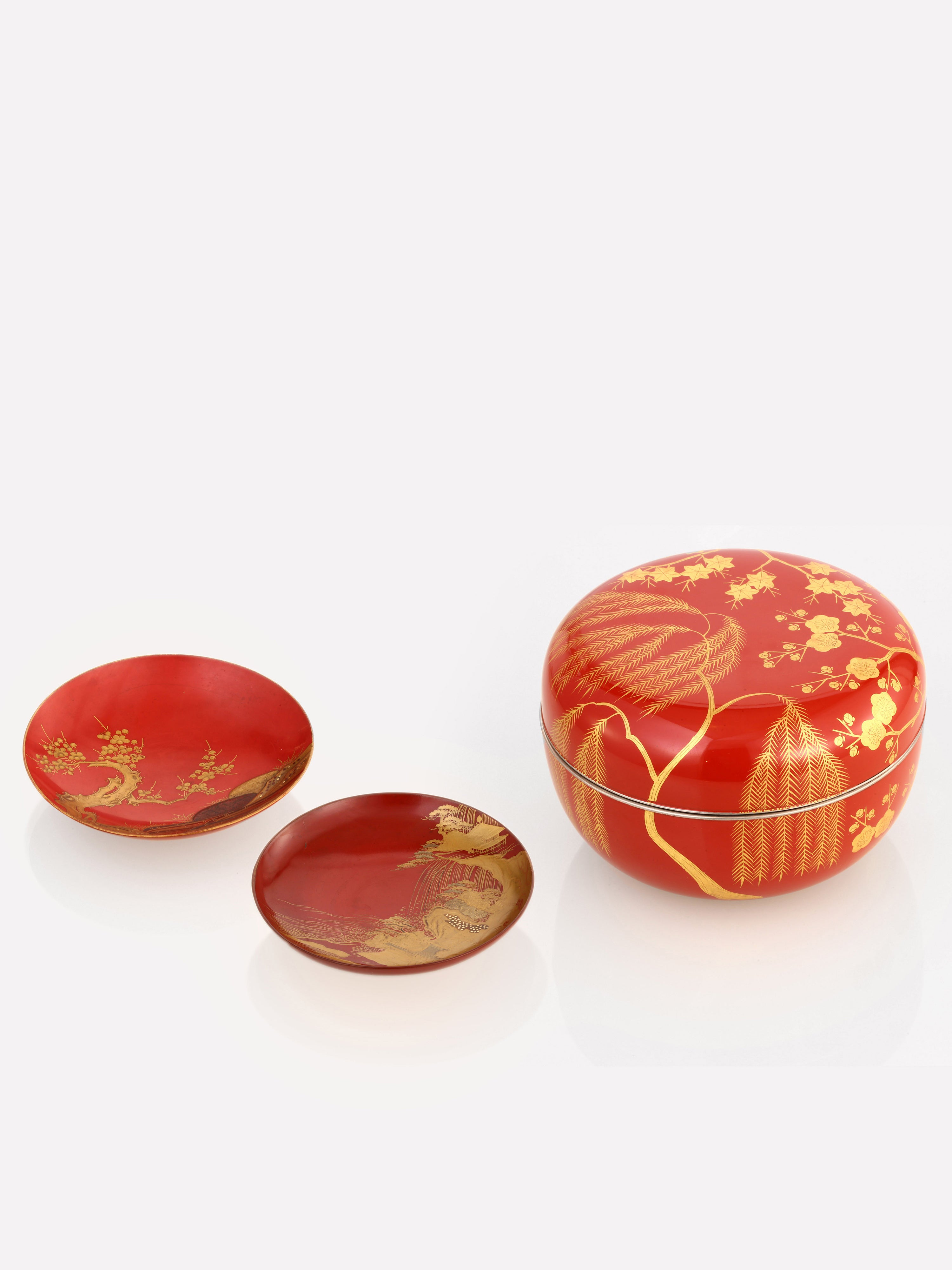 Japanese lacquer gold maki-e tea box and saucer