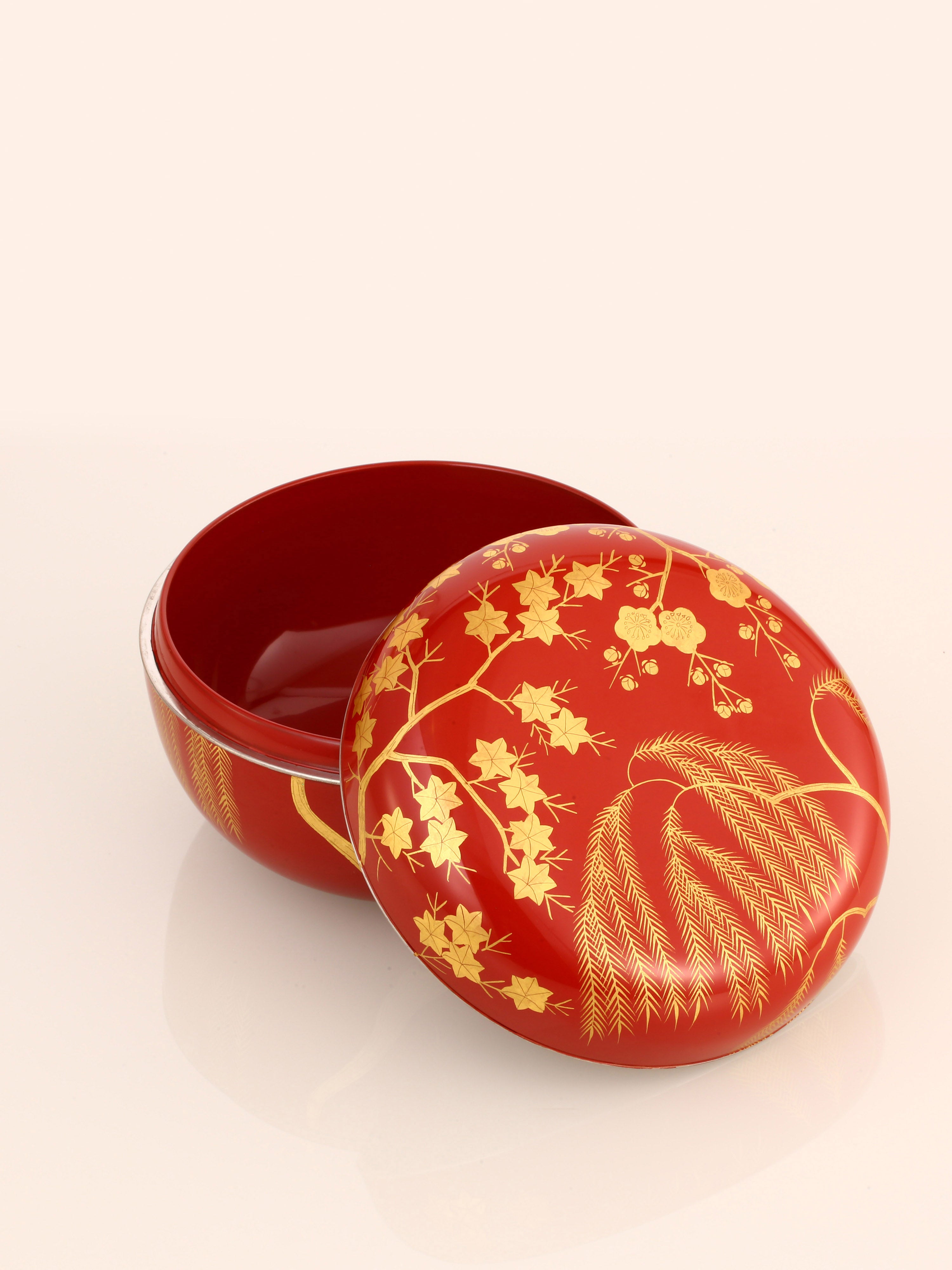 Japanese lacquer gold maki-e tea box and saucer