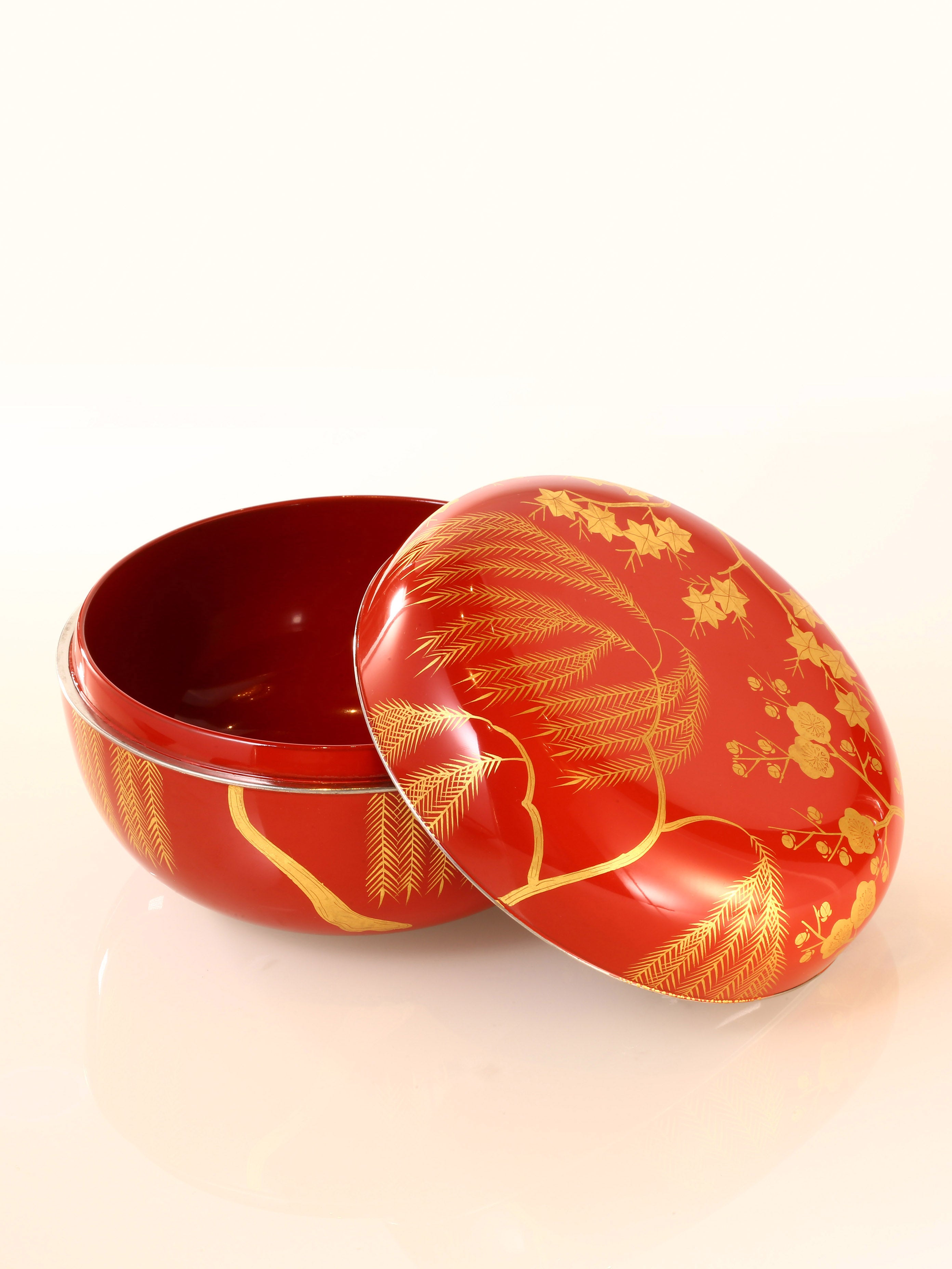 Japanese lacquer gold maki-e tea box and saucer