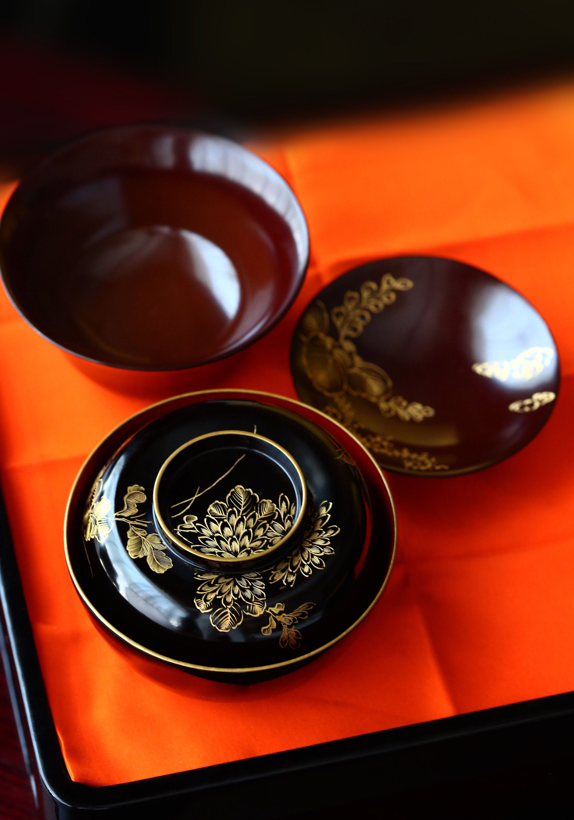 Two lacquered and gold-plated covered bowls