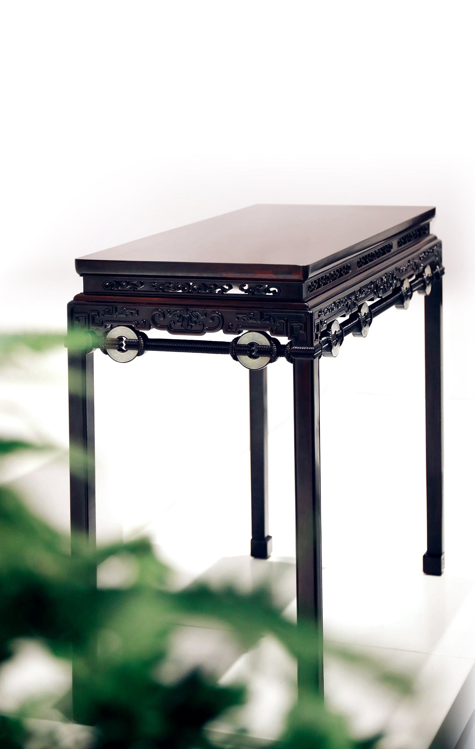 Rope-drawn jade disc pattern horseshoe-foot table