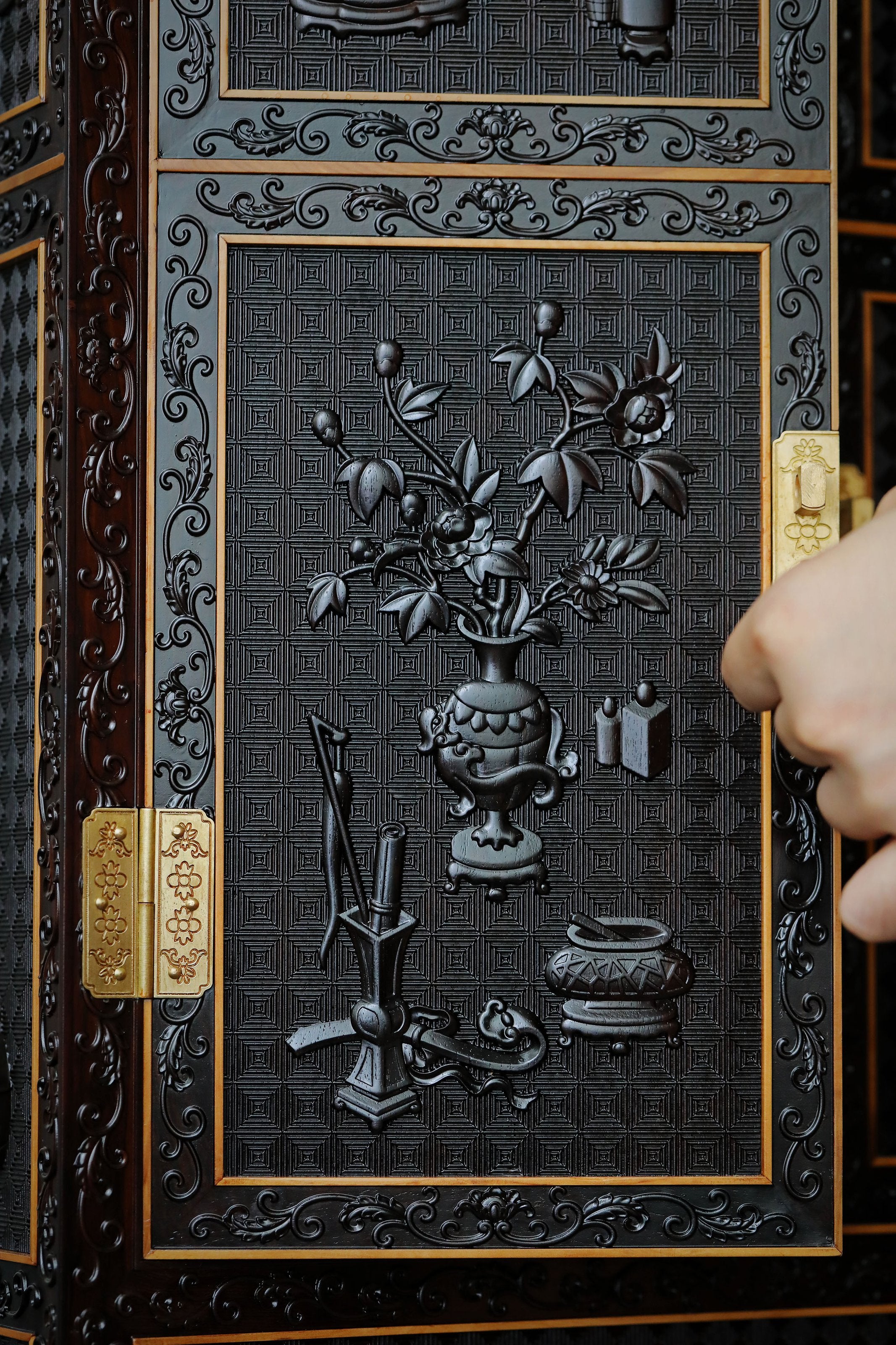 Purple sandalwood carved antique pattern table cabinet