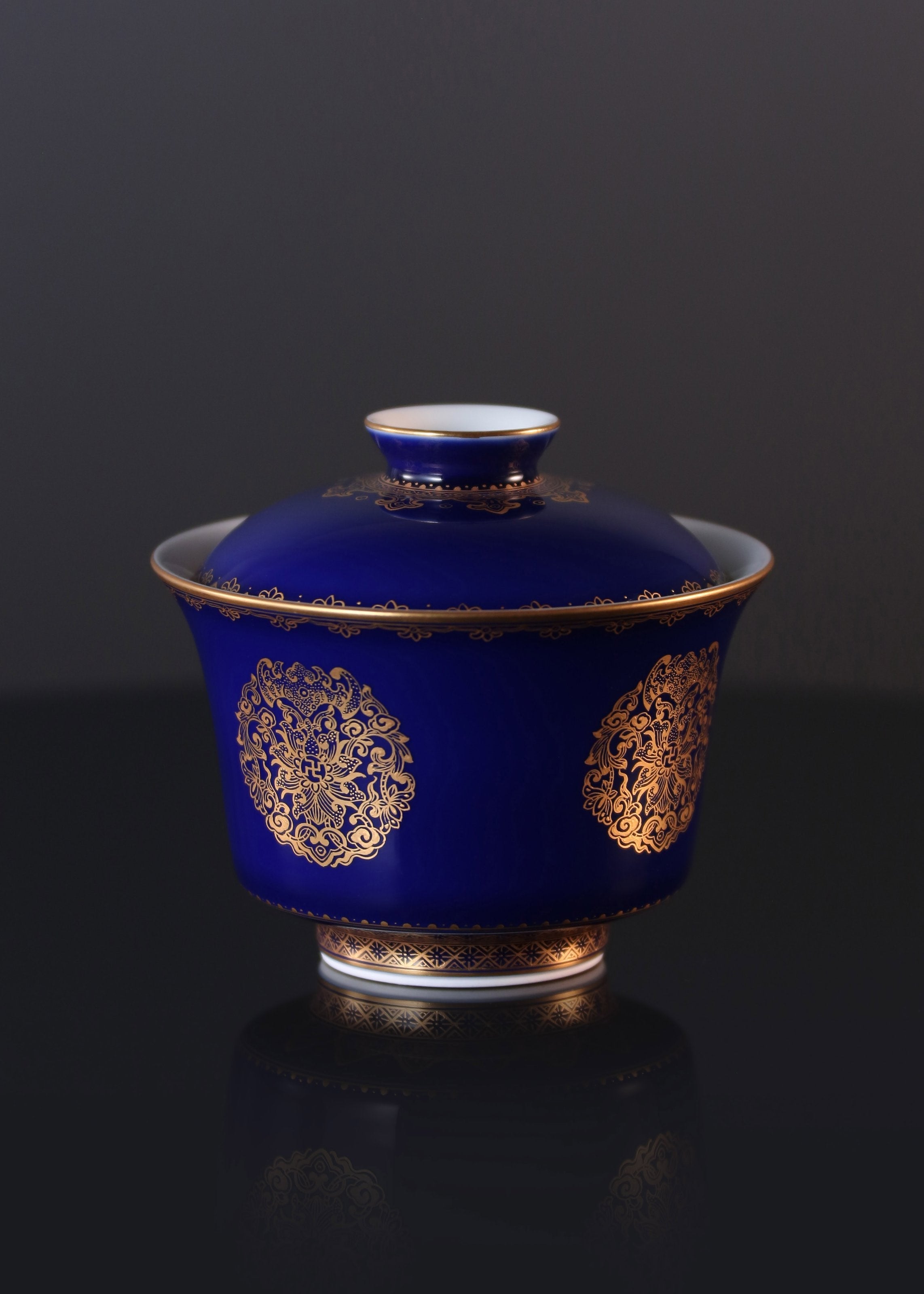 A covered bowl/cup inscribed with the three elements of longevity, health, and happiness, made of gold and emerald.