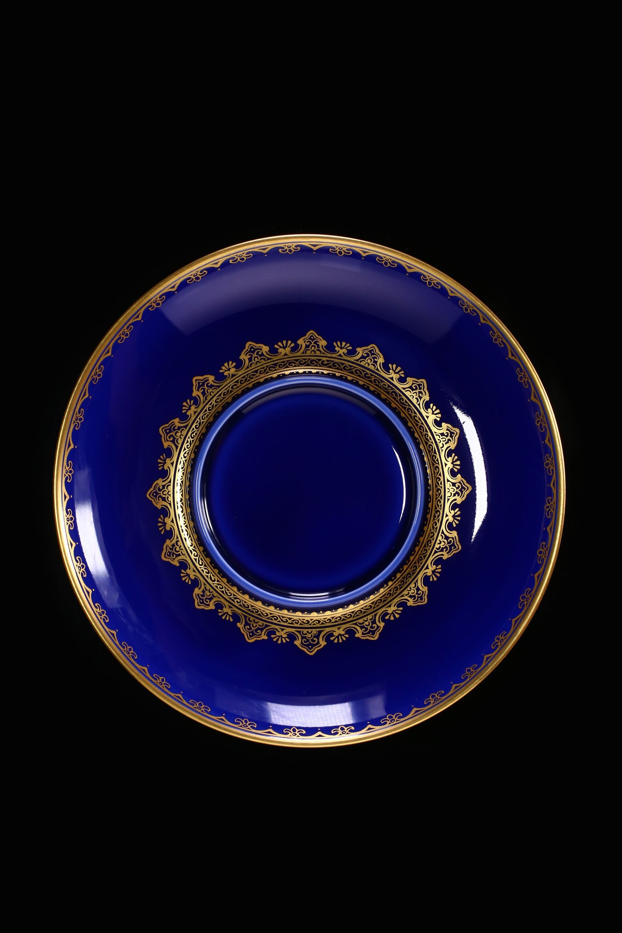 A covered bowl/cup inscribed with the three elements of longevity, health, and happiness, made of gold and emerald.