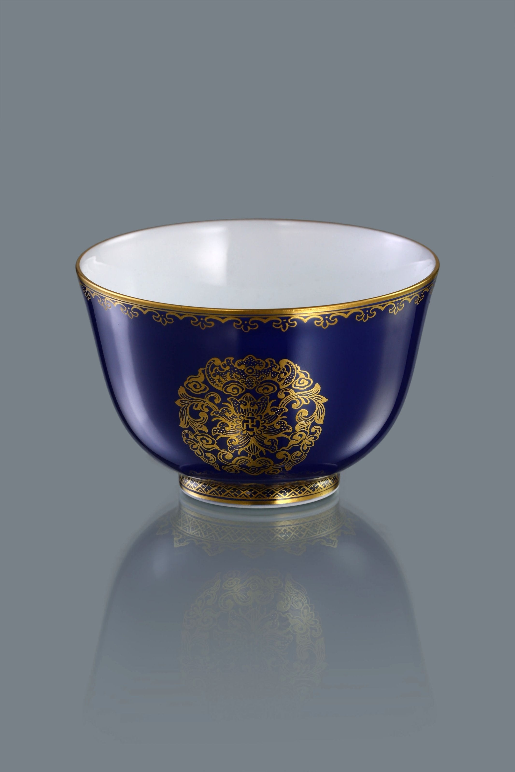 A covered bowl/cup inscribed with the three elements of longevity, health, and happiness, made of gold and emerald.