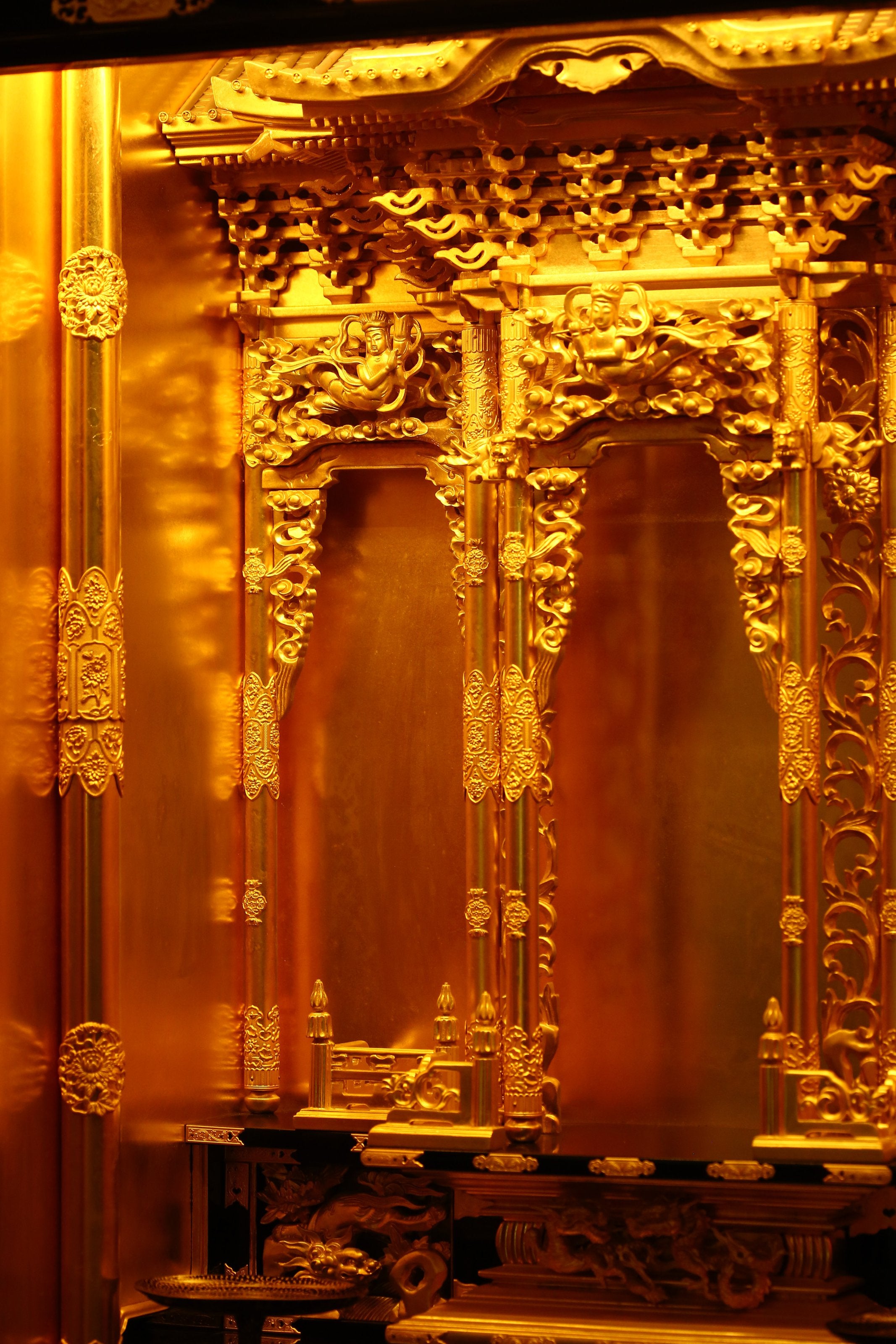 Lacquered and gilded four-fold folding door with carved railings and Buddha