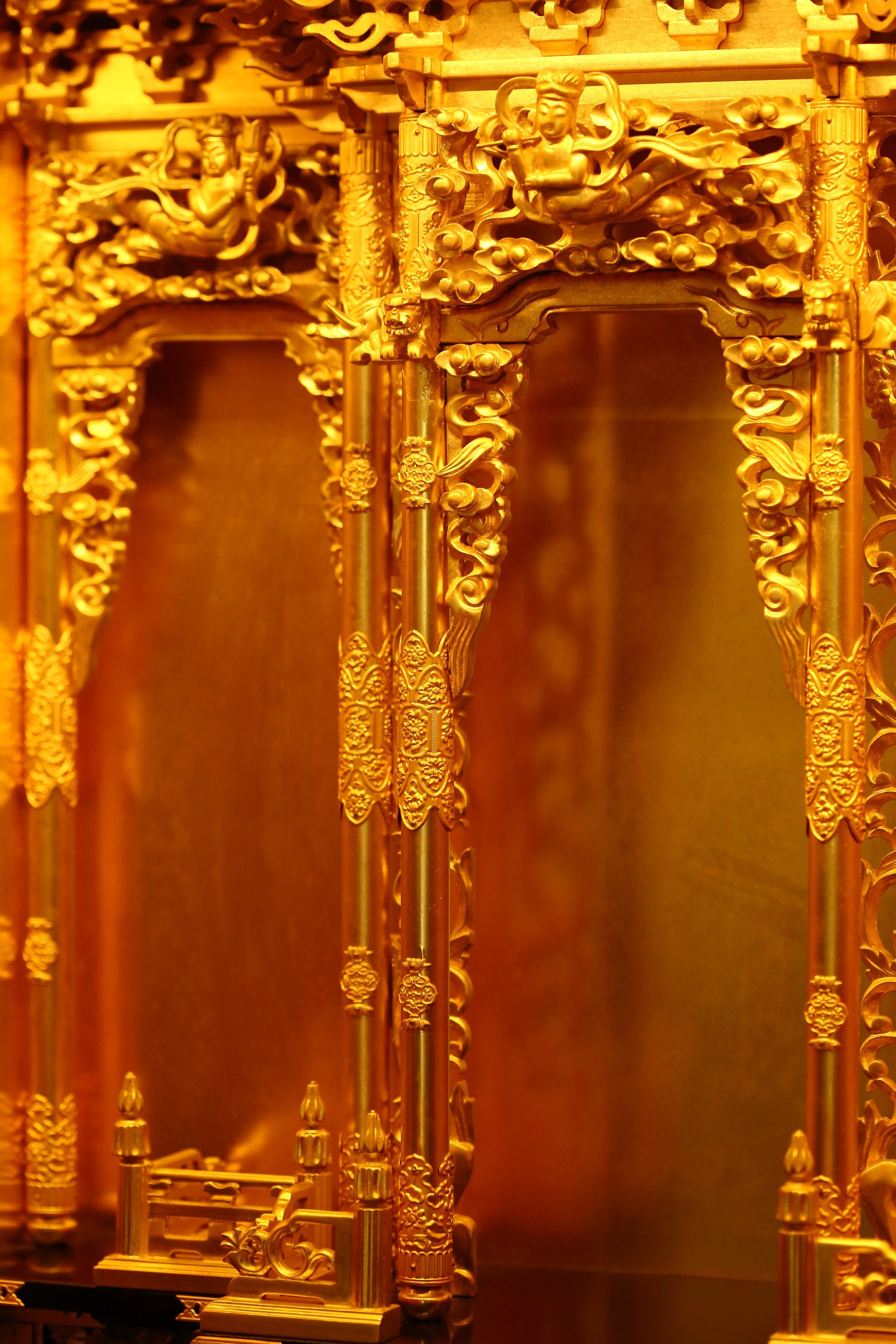 Lacquered and gilded four-fold folding door with carved railings and Buddha