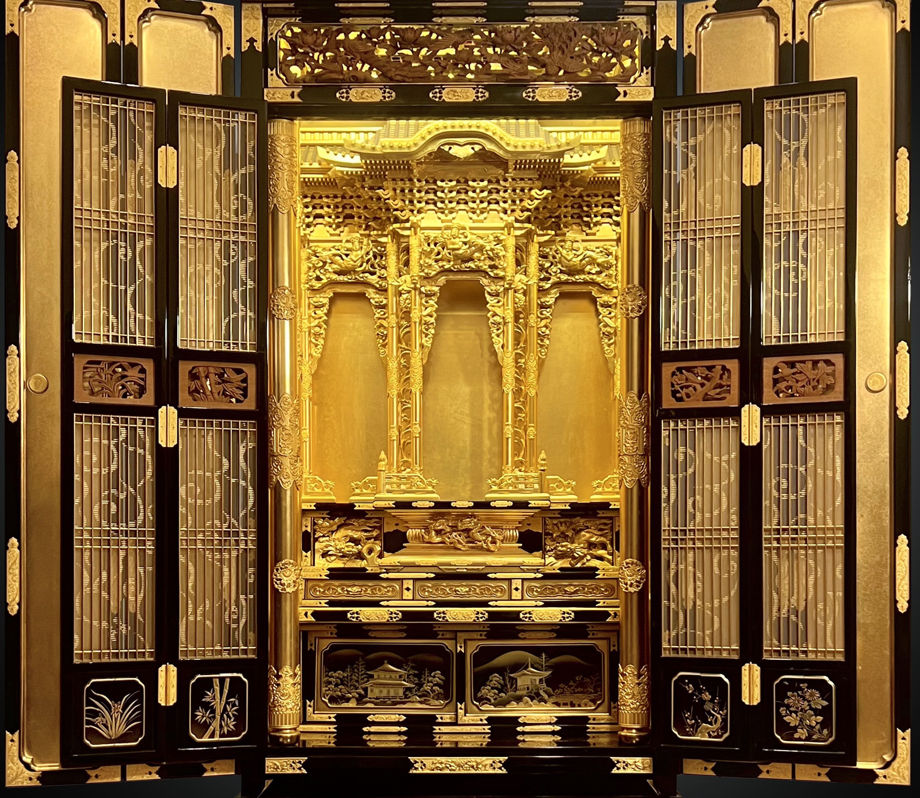 Lacquered and gilded four-fold folding door with carved railings and Buddha