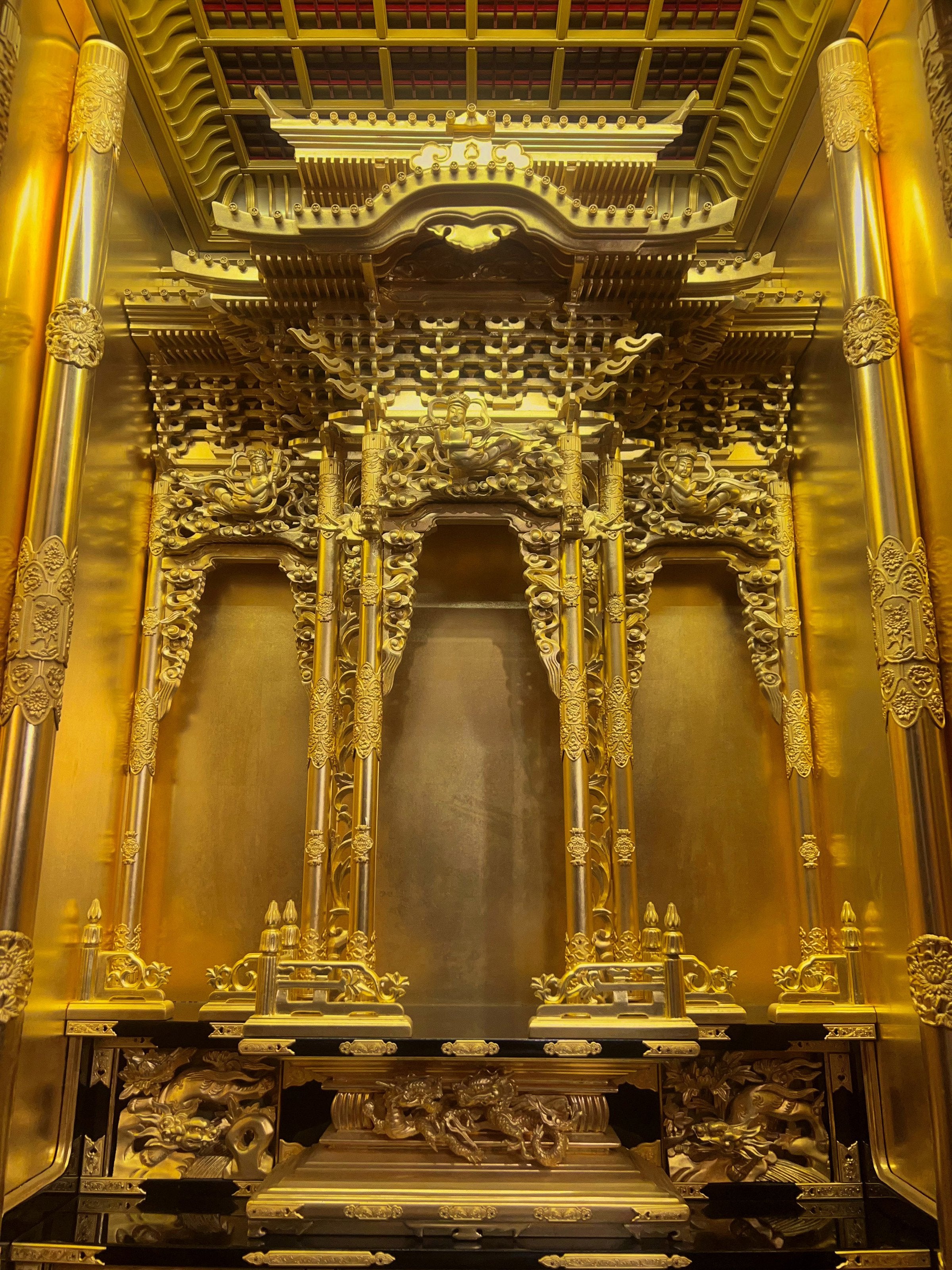 Lacquered and gilded four-fold folding door with carved railings and Buddha