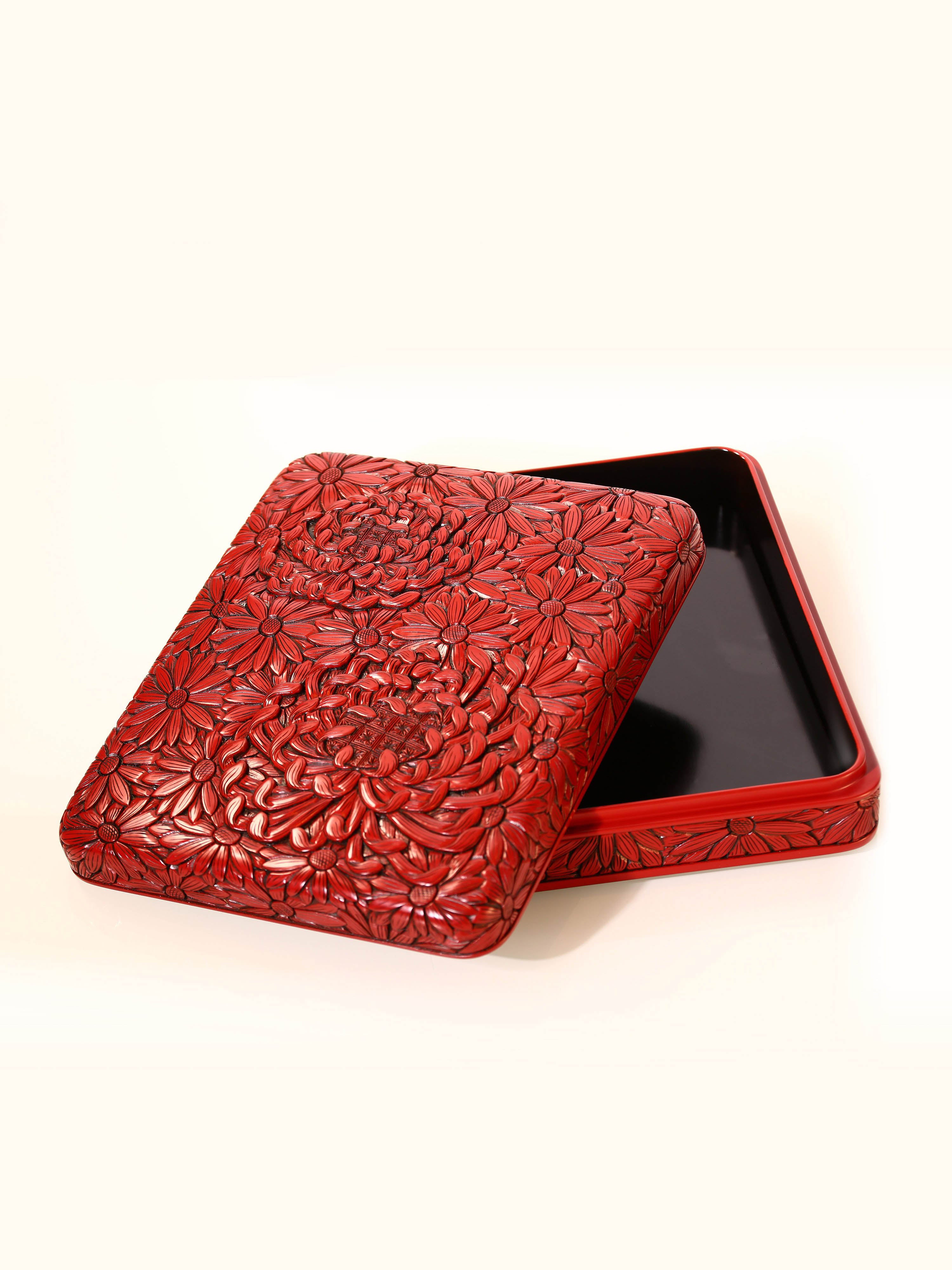 Japanese-style carved chrysanthemum box