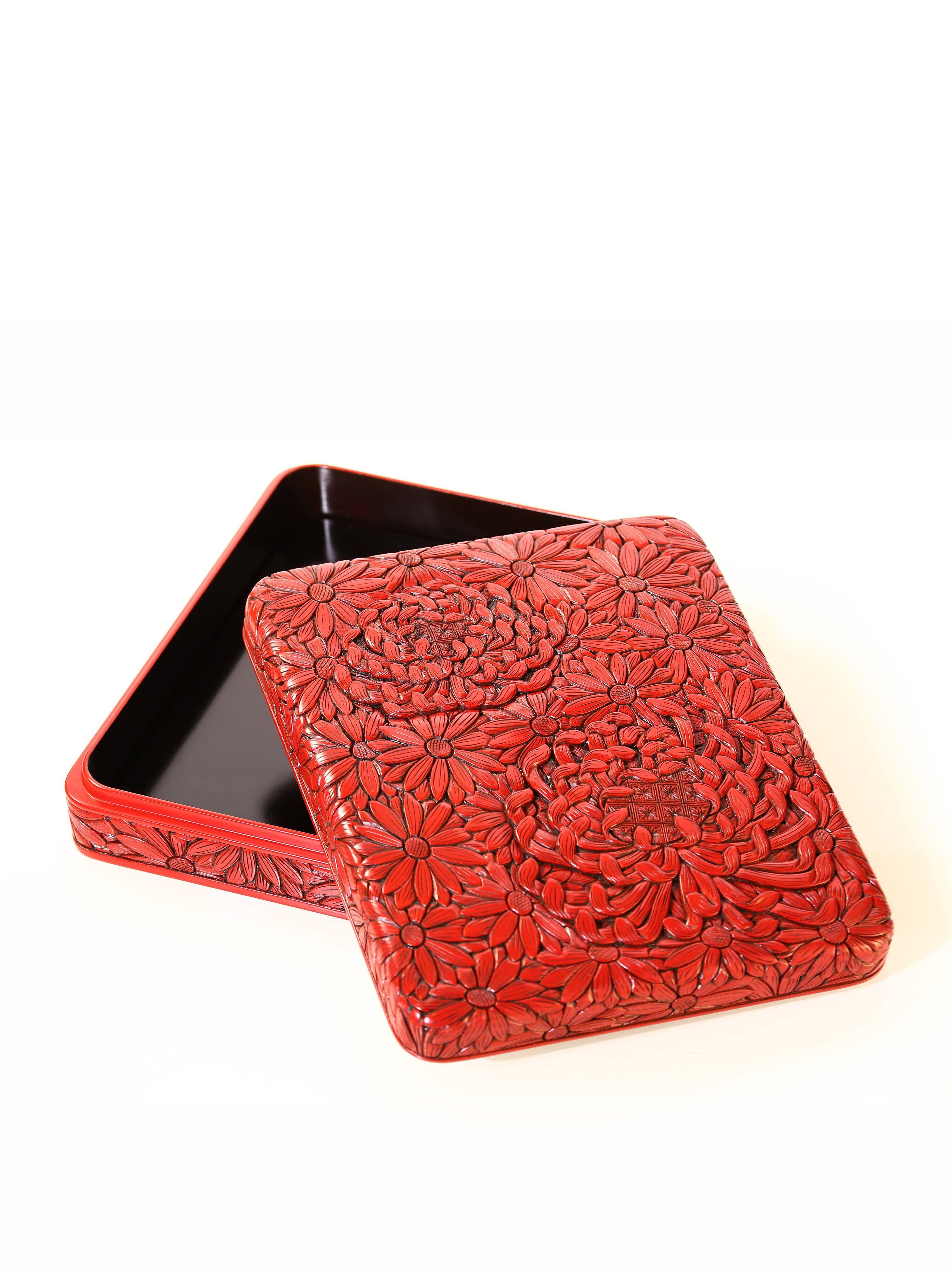 Japanese-style carved chrysanthemum box