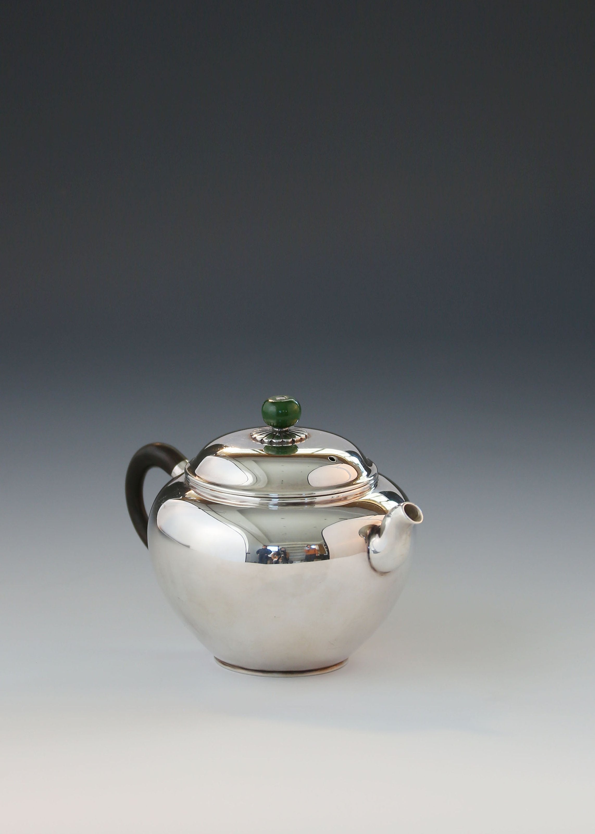 Pick a teapot with plain noodles/chopped raisins/grapes