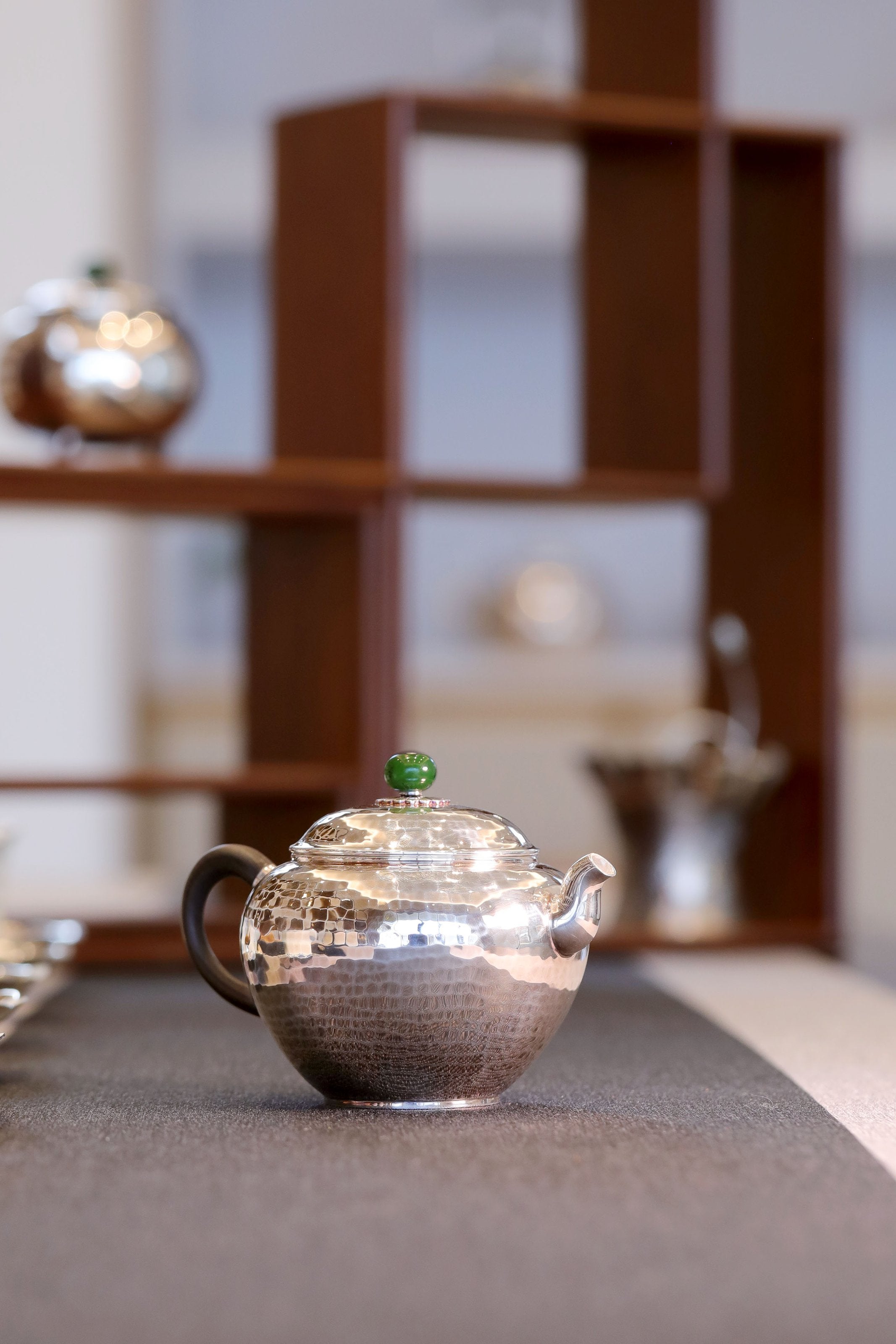 Pick a teapot with plain noodles/chopped raisins/grapes