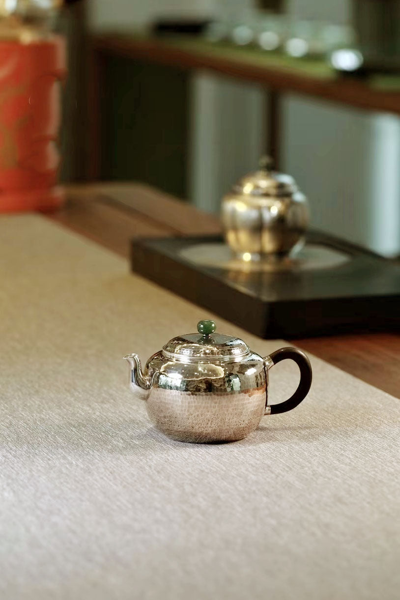 Pick a teapot with plain noodles/chopped raisins/grapes