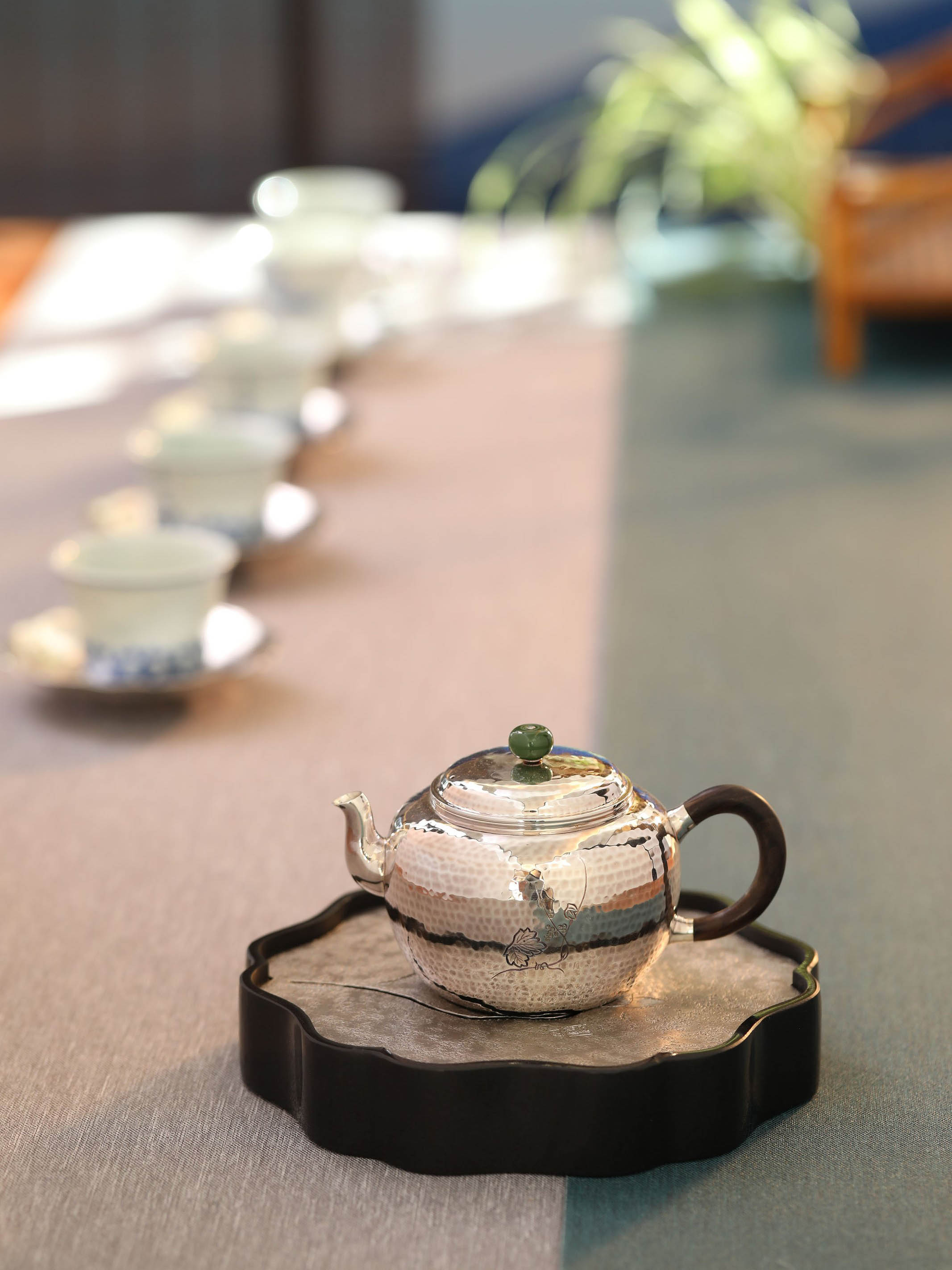 Pick a teapot with plain noodles/chopped raisins/grapes