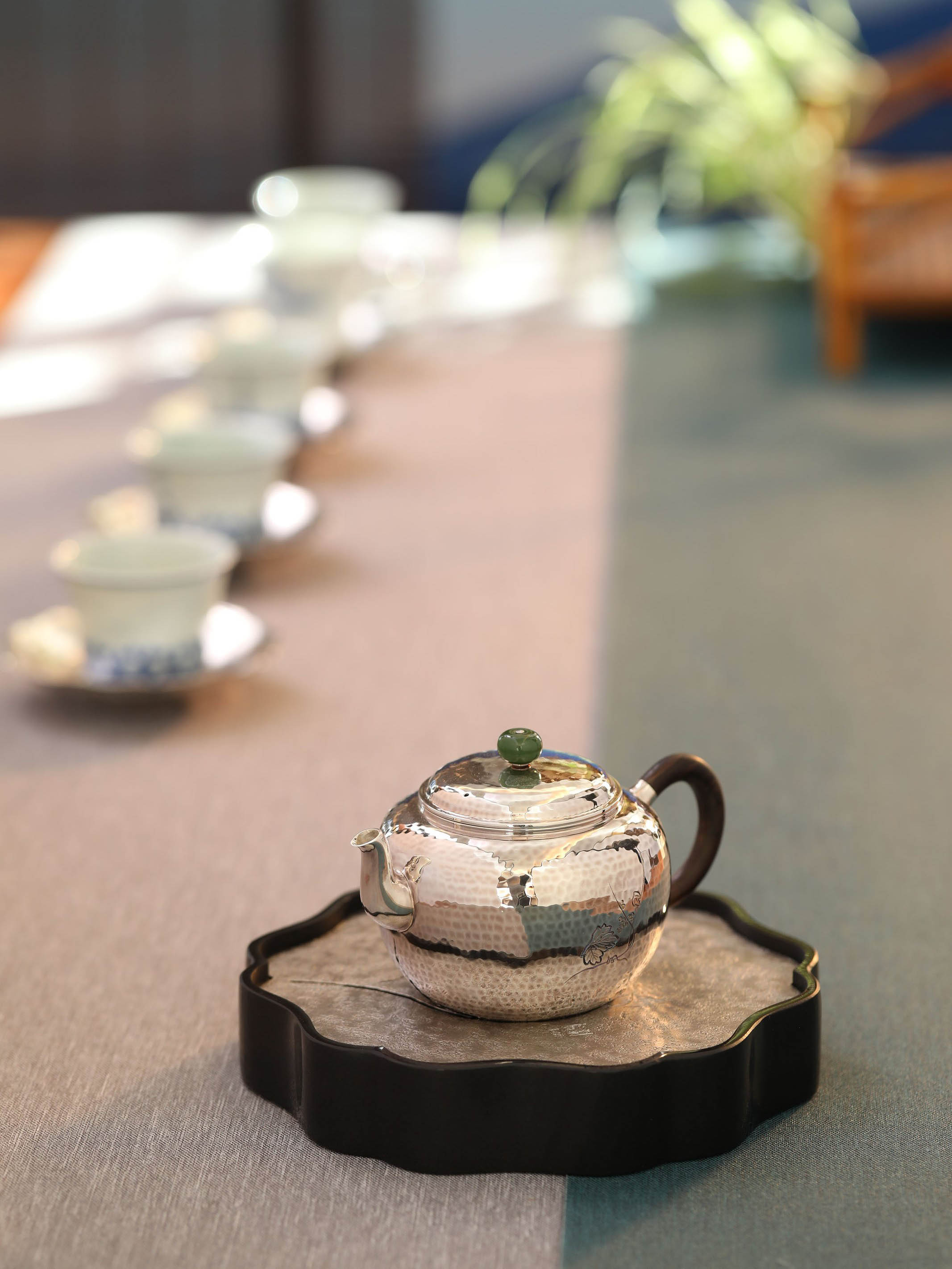 Pick a teapot with plain noodles/chopped raisins/grapes