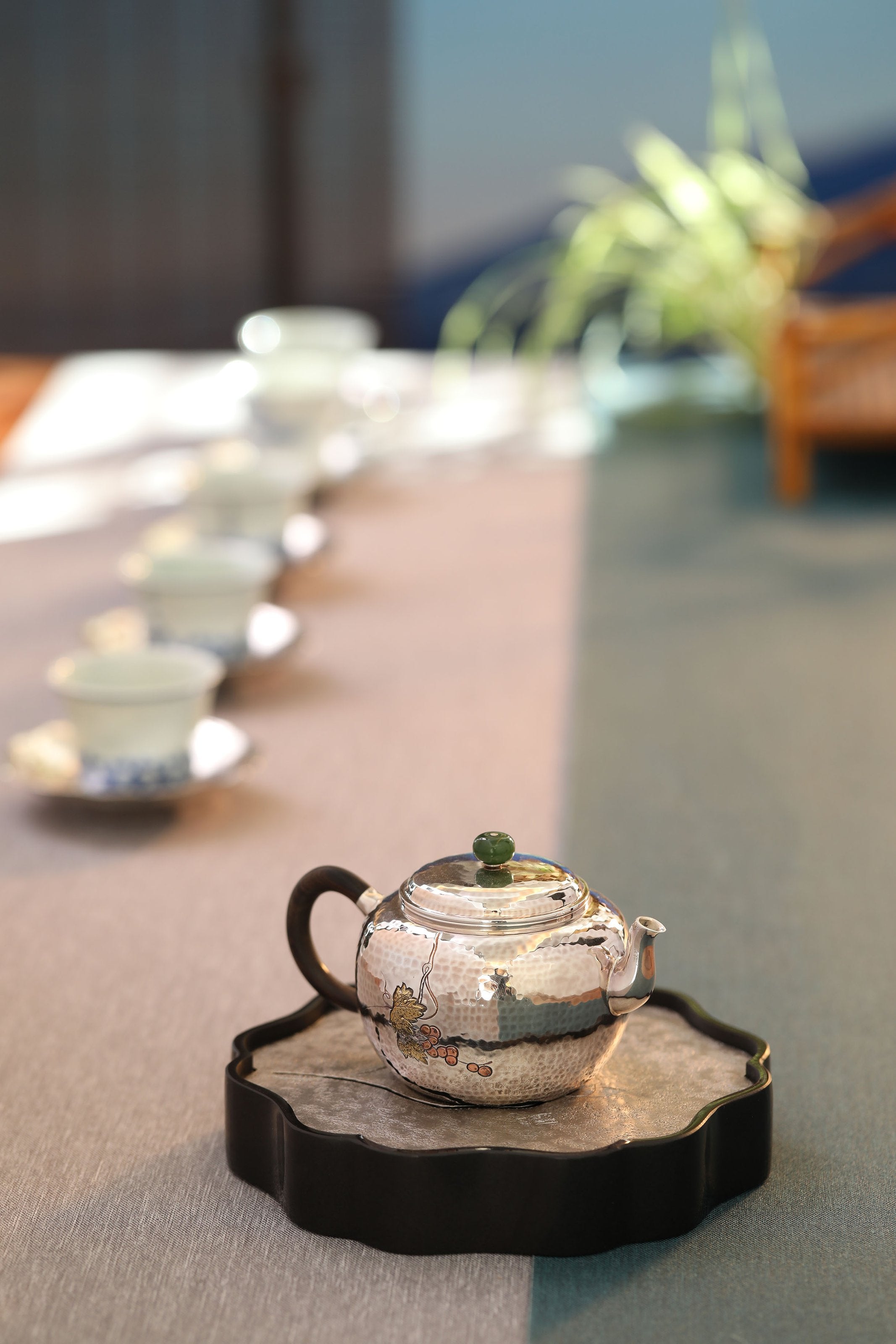 Pick a teapot with plain noodles/chopped raisins/grapes