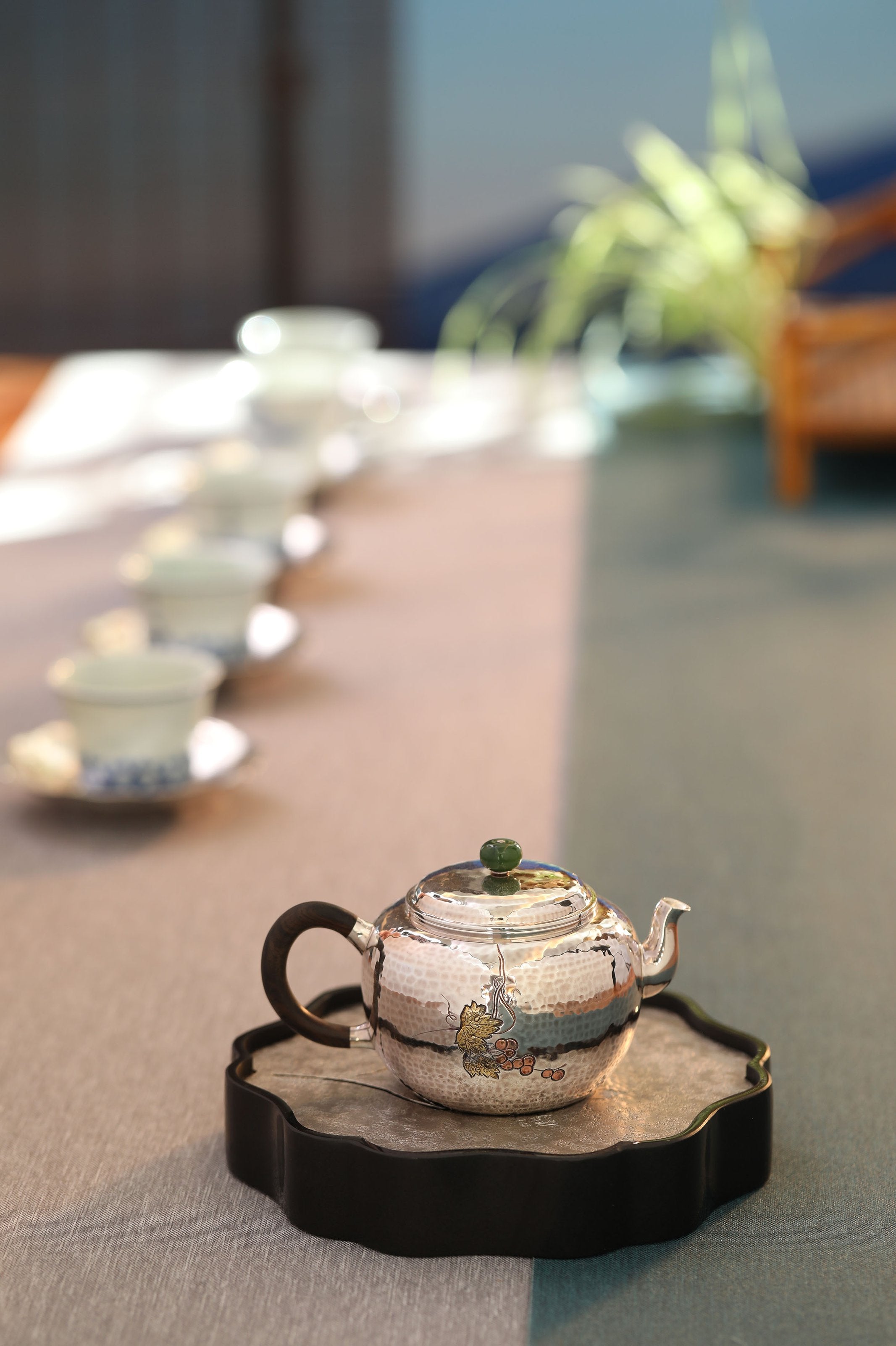 Pick a teapot with plain noodles/chopped raisins/grapes