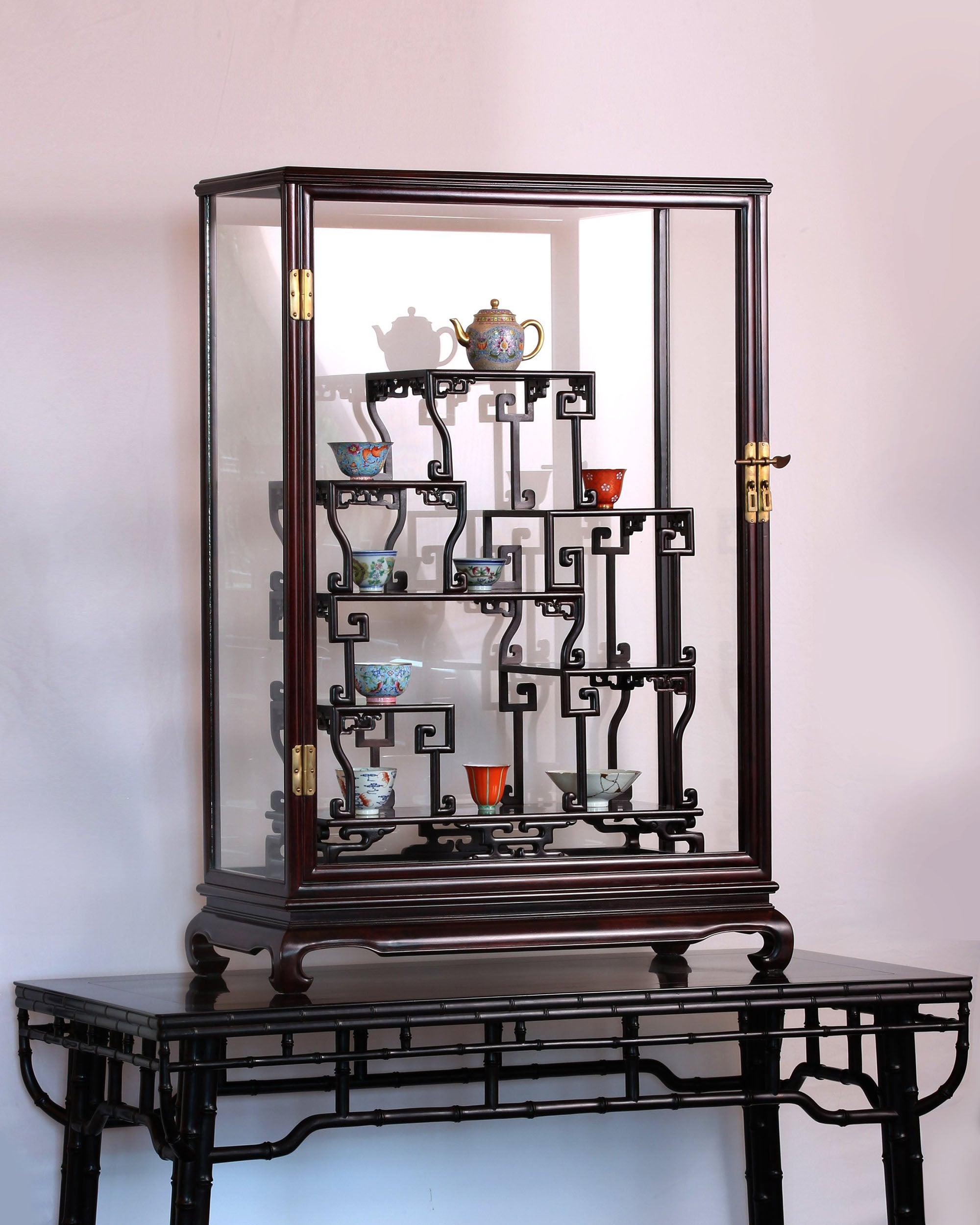 Antique tea ware rack in Daya Hall