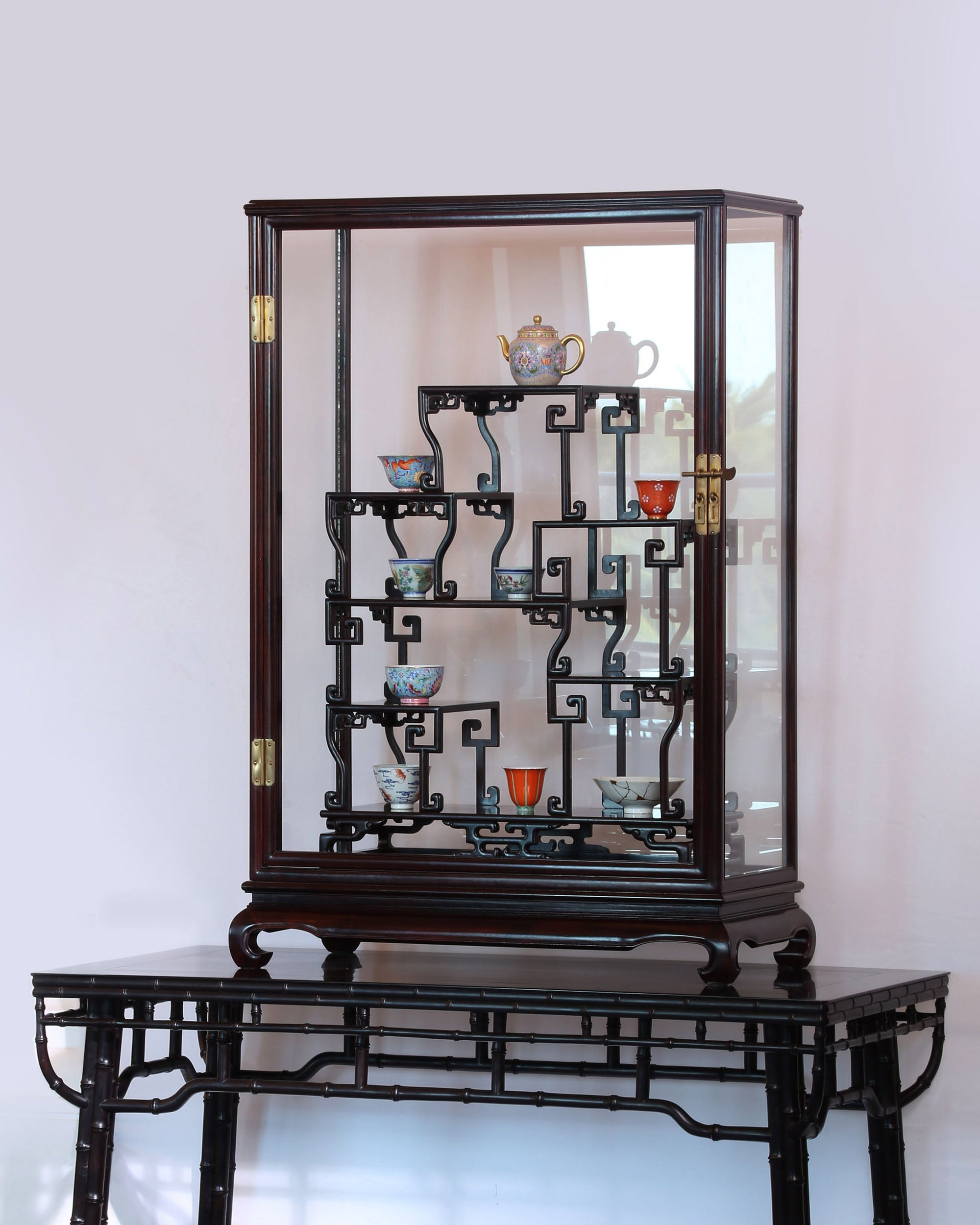Antique tea ware rack in Daya Hall