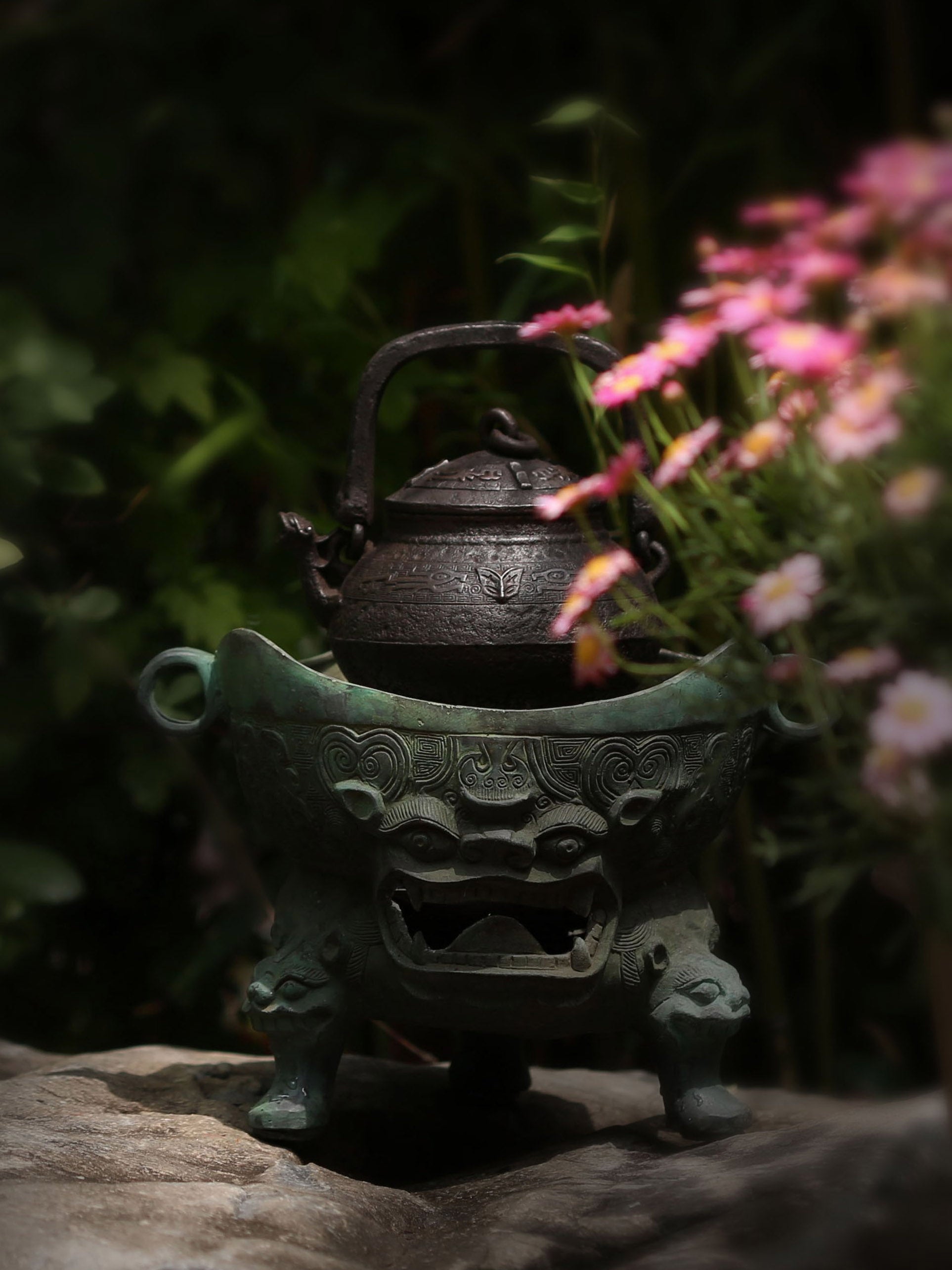 Second Generation Qin Zangliu / First Generation Zangliu Beast Mouth Iron Kettle