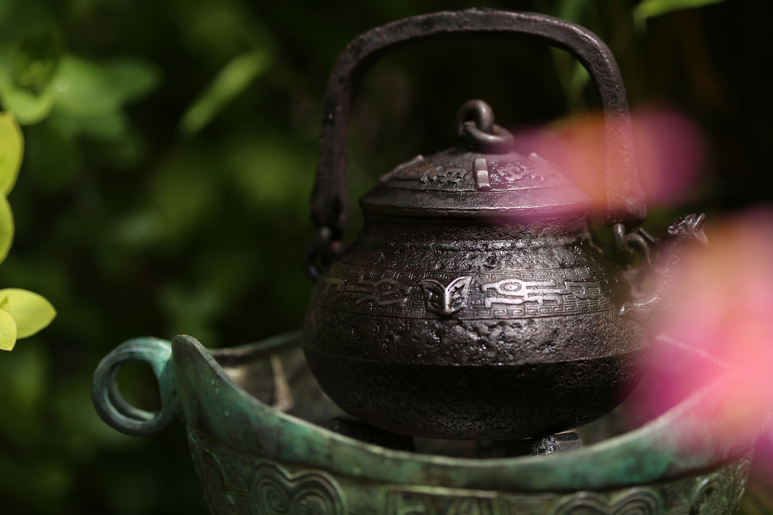 Second Generation Qin Zangliu / First Generation Zangliu Beast Mouth Iron Kettle