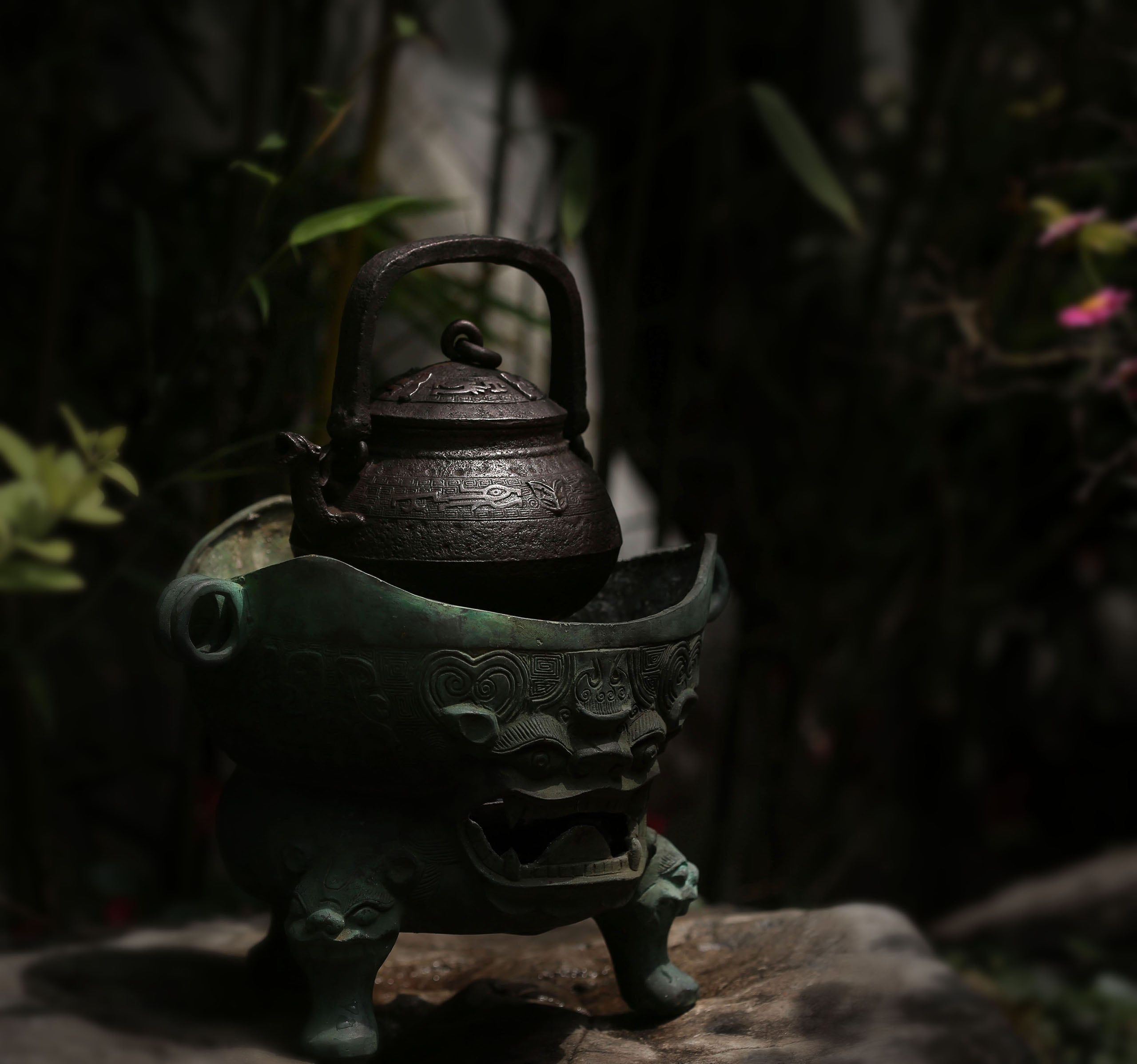 Second Generation Qin Zangliu / First Generation Zangliu Beast Mouth Iron Kettle