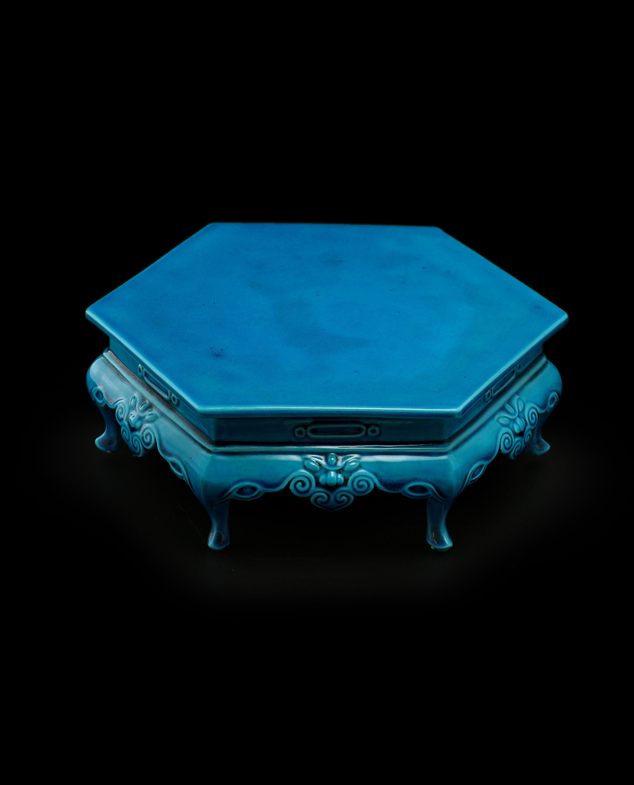 Hexagonal table in peacock blue (Falconite)