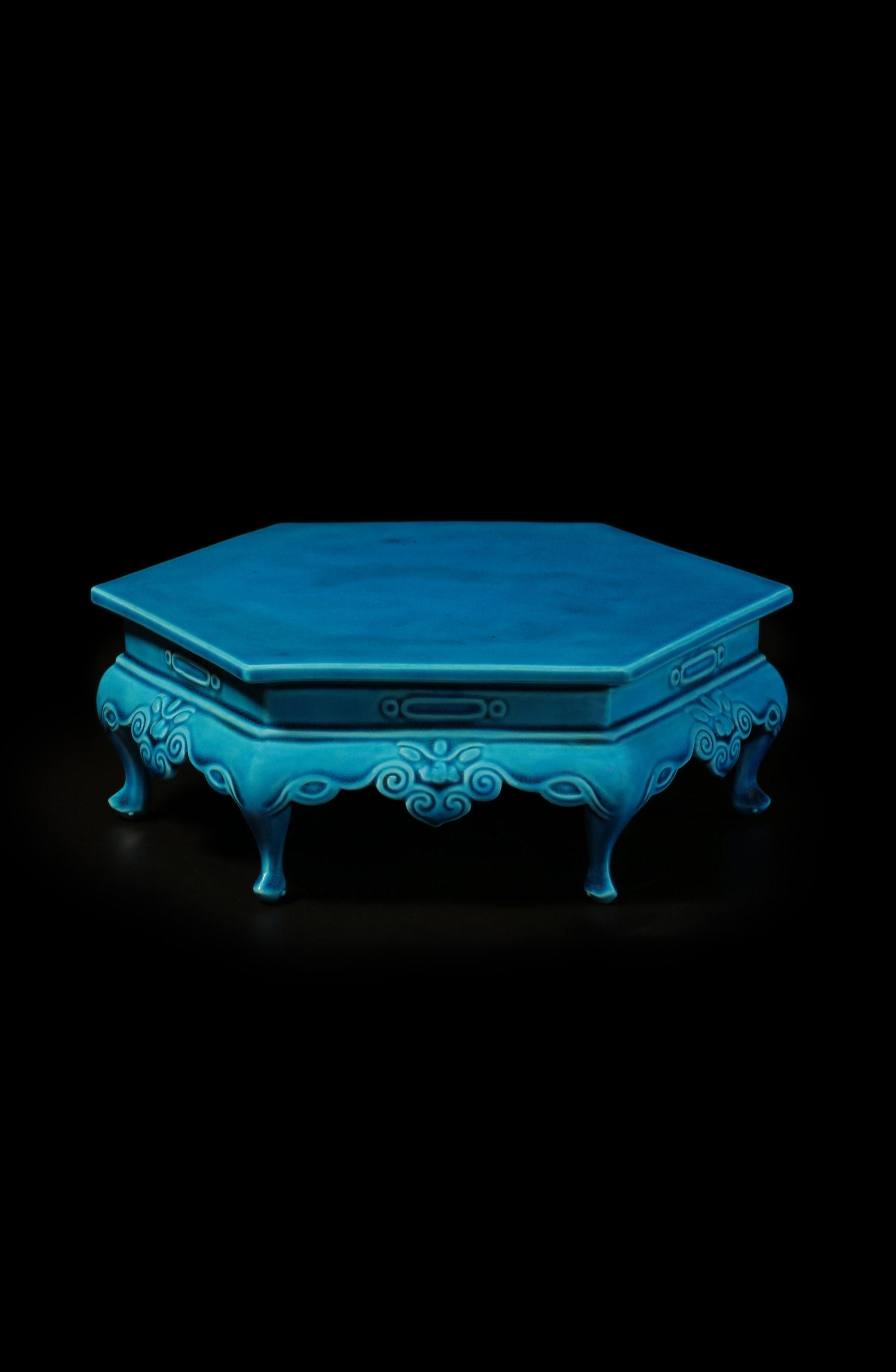 Hexagonal table in peacock blue (Falconite)