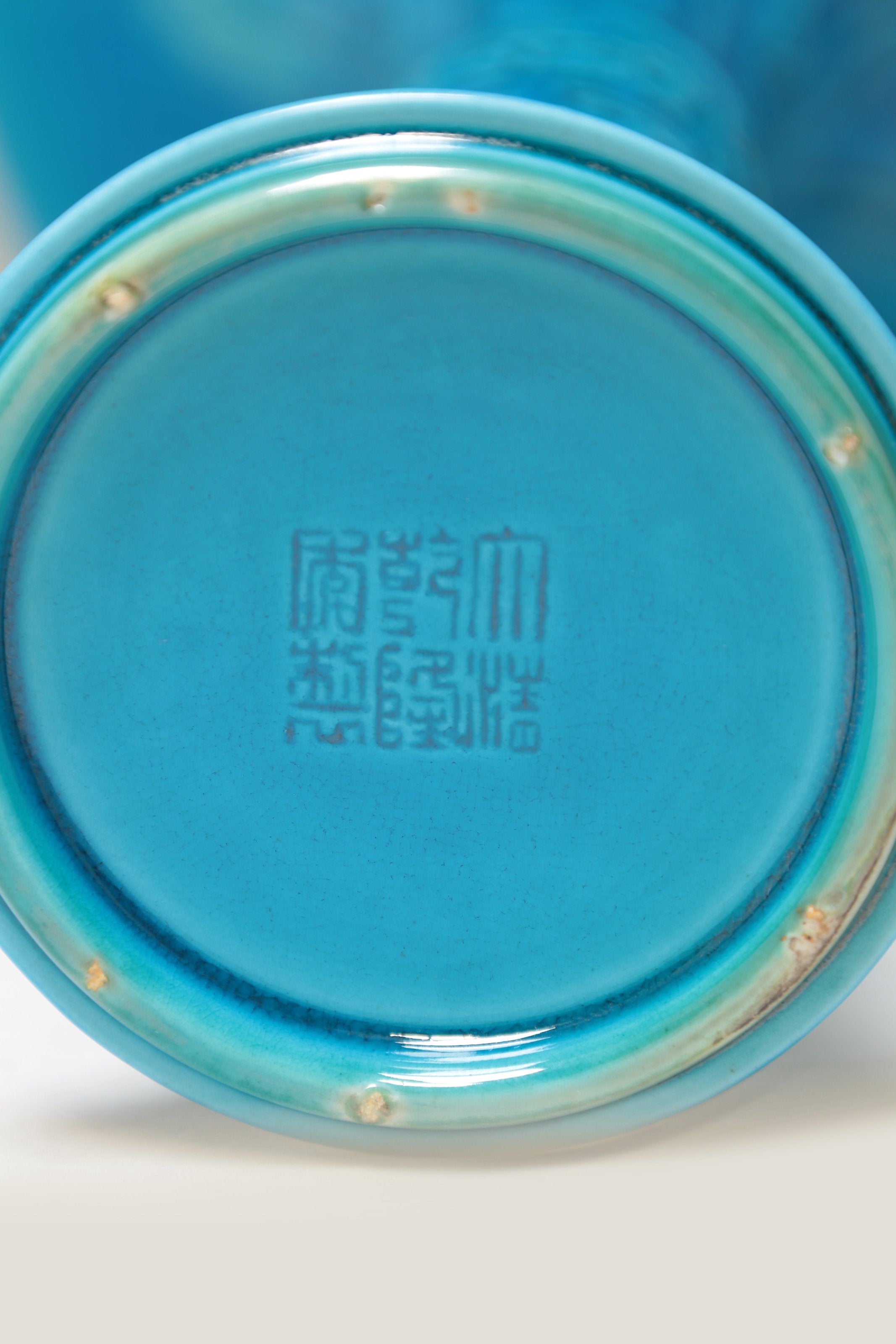 Tu Jinghua's jade-inlaid arched banana leaf and kui pattern gu