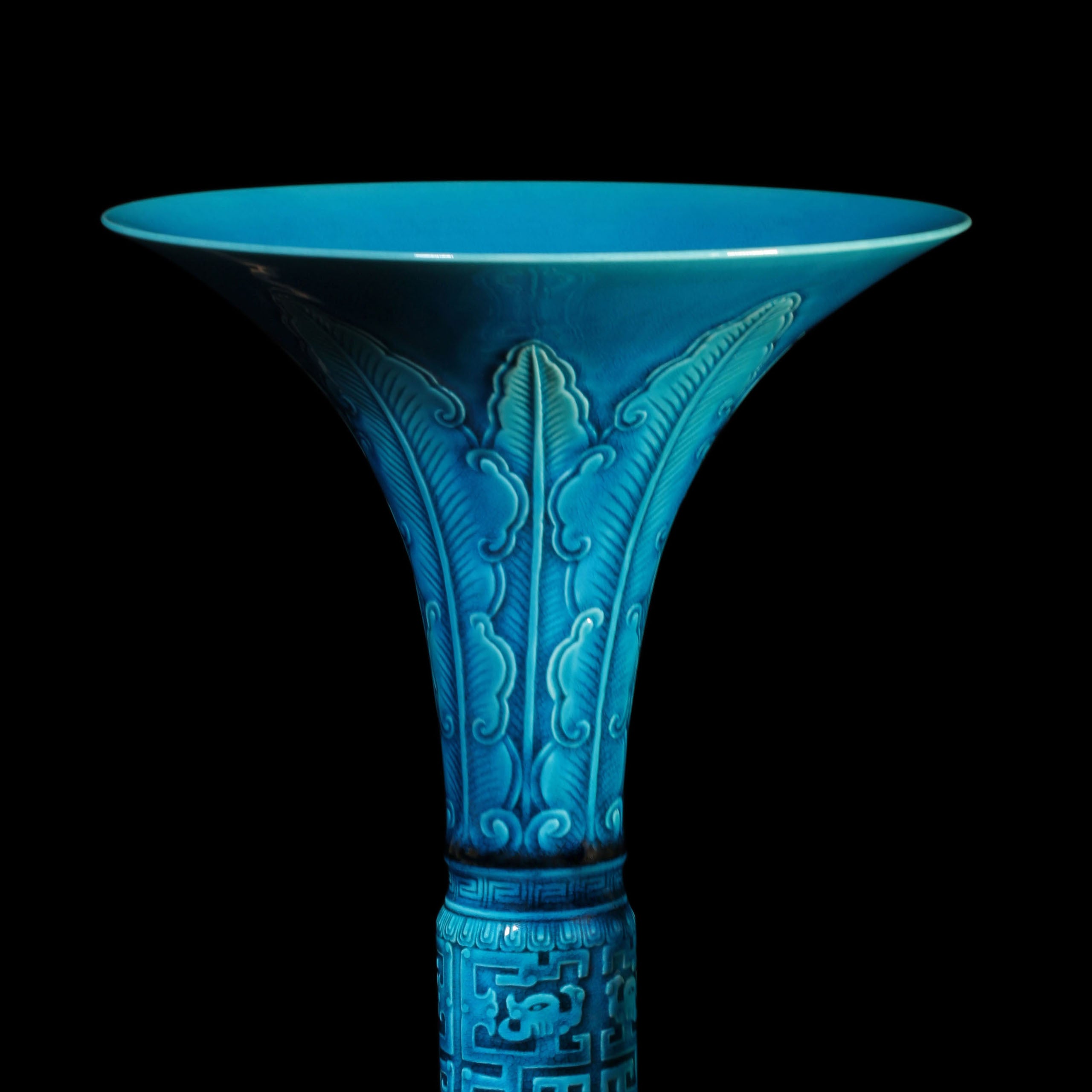 Tu Jinghua's jade-inlaid arched banana leaf and kui pattern gu