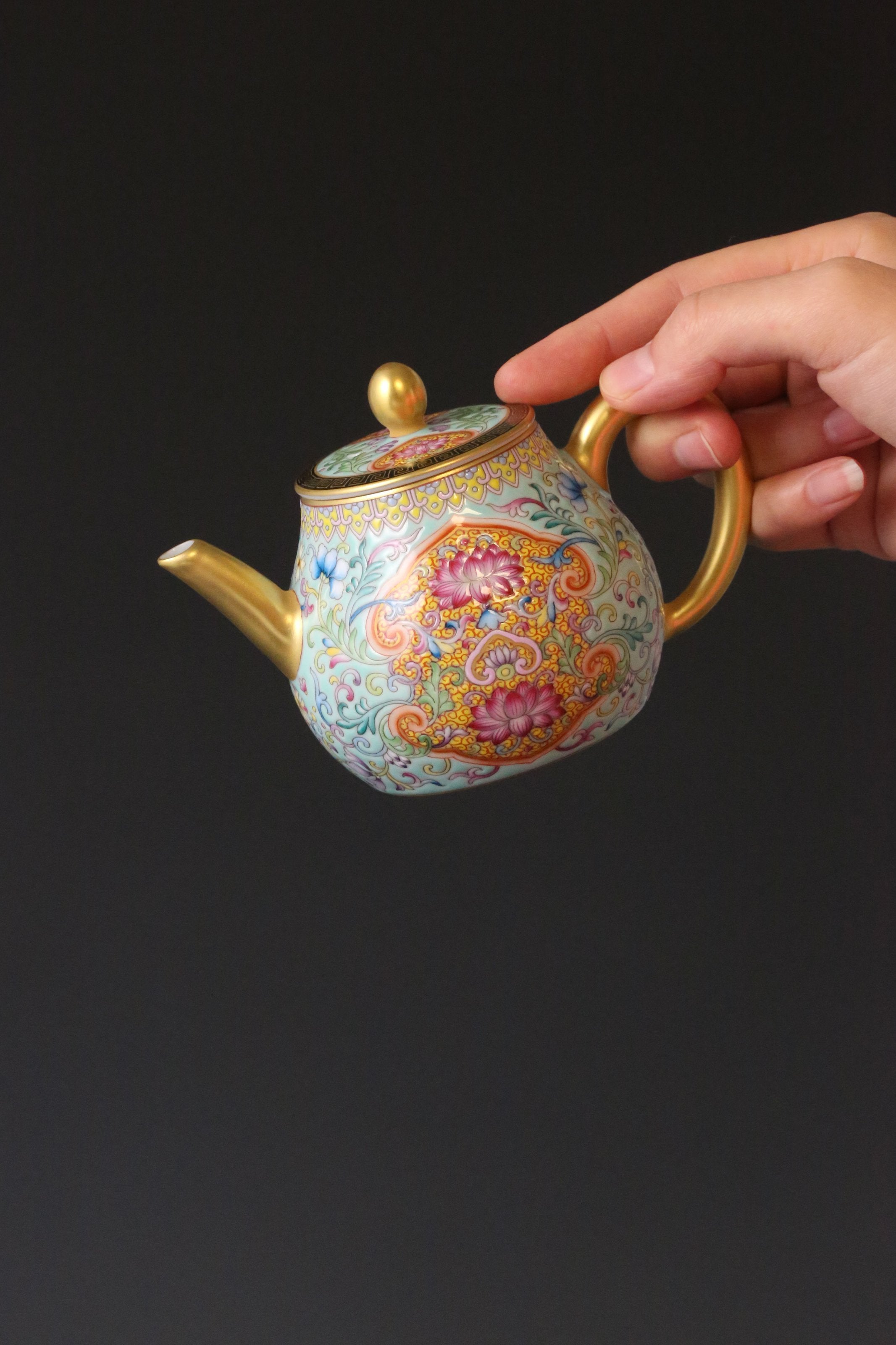 Dayazhai Enamel Lotus Pattern Teapot
