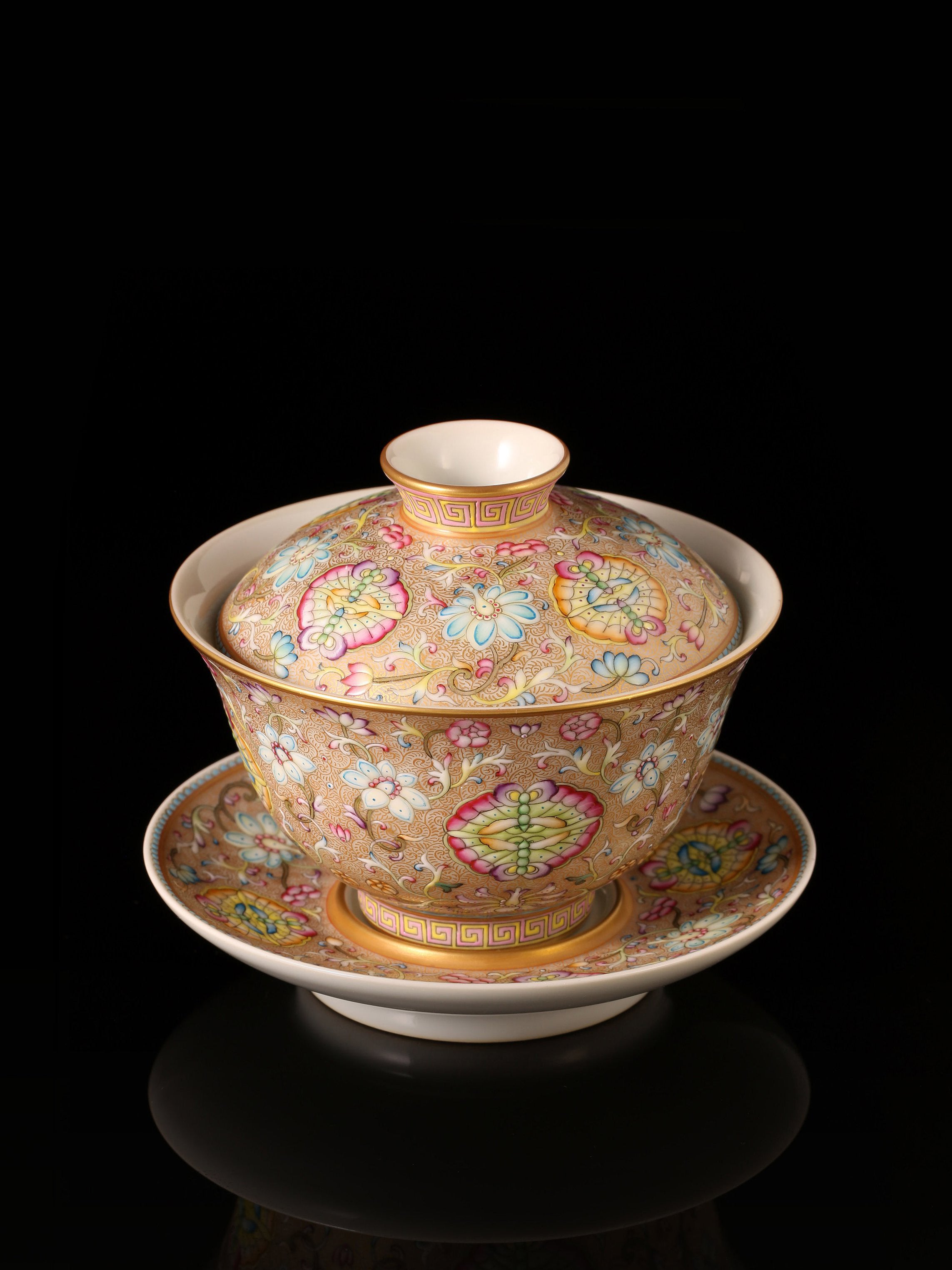 Dayazhai Enamel Gold Ground Covered Bowl