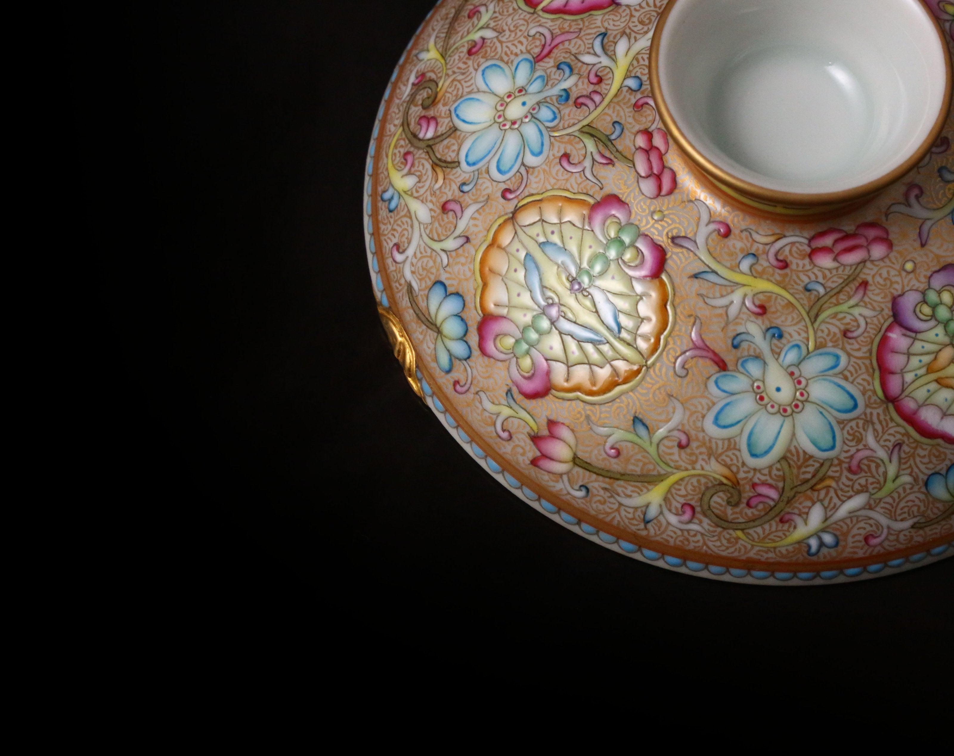Dayazhai Enamel Gold Ground Covered Bowl