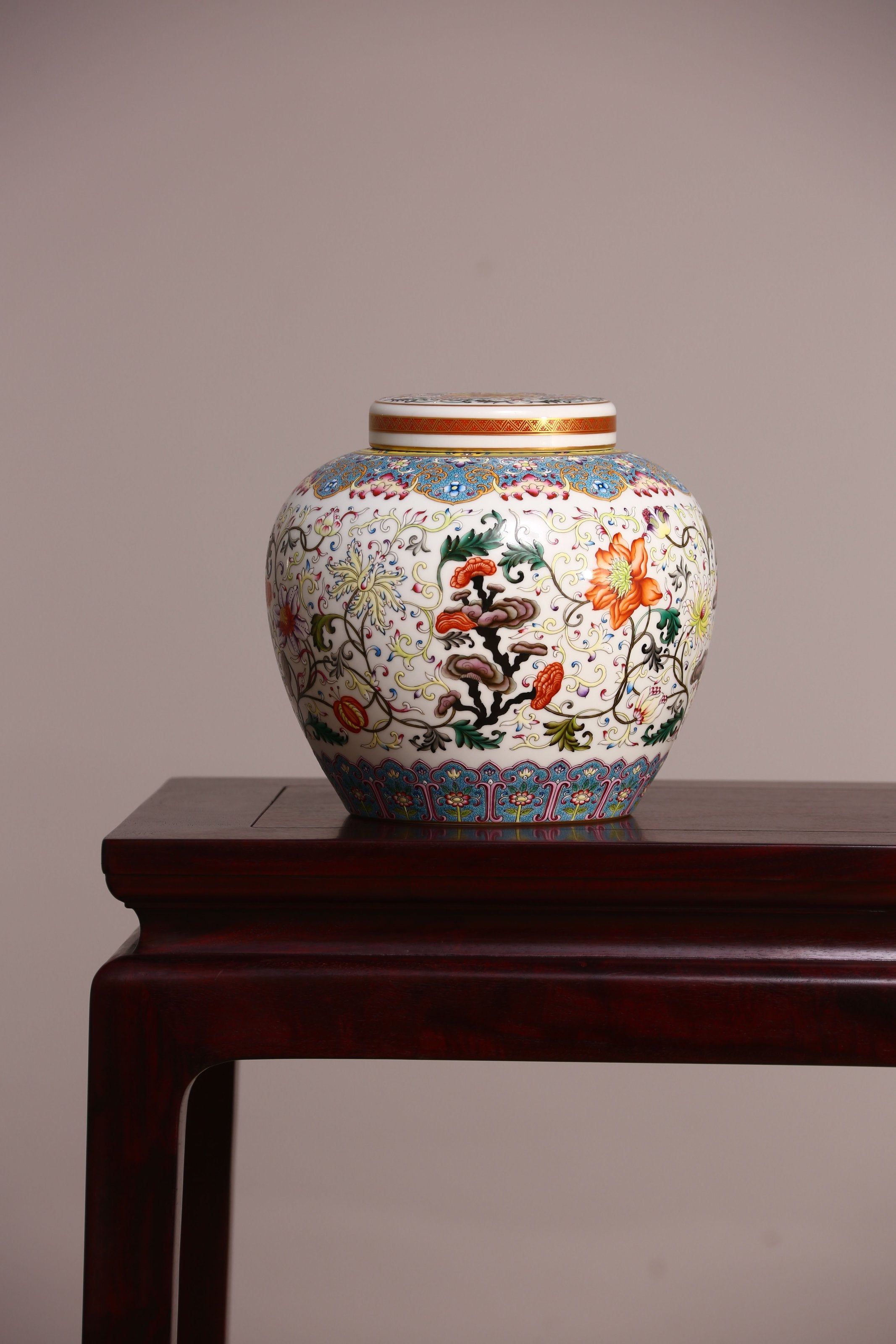 Dayazhai Enamel Lingzhi Pattern Scrolling Tianzi Jar