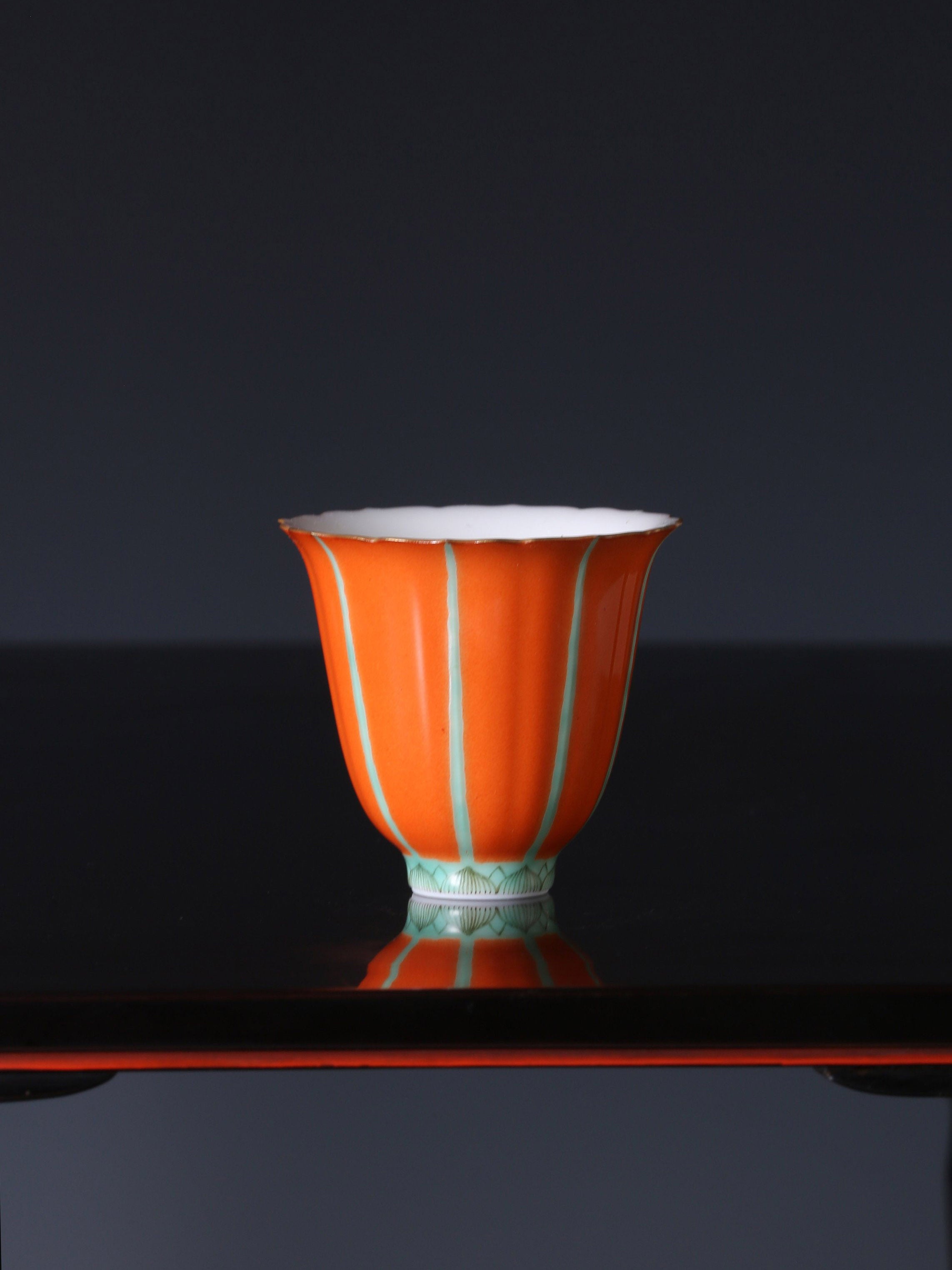 Iron-red diamond-shaped elegant cup