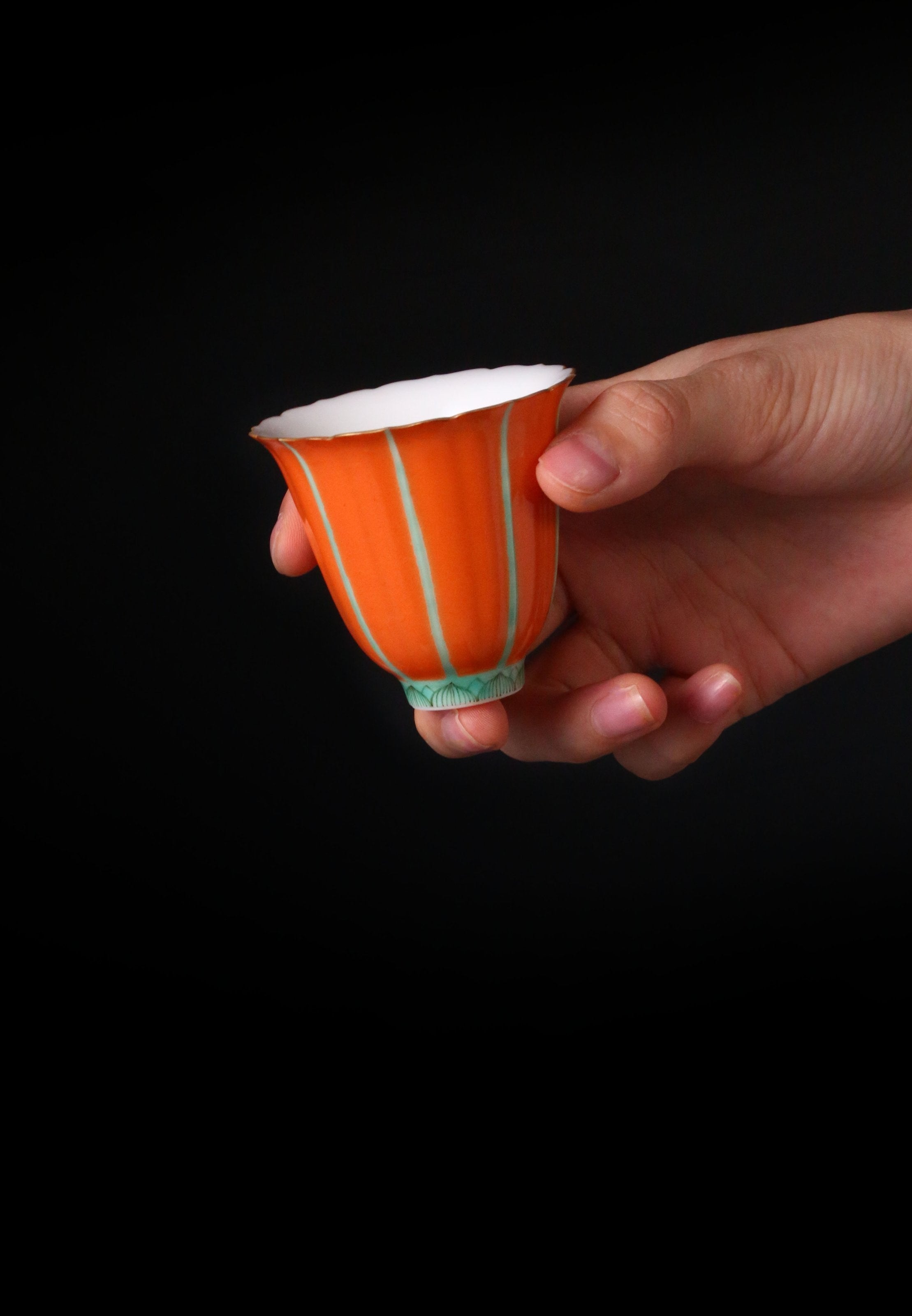 Iron-red diamond-shaped elegant cup