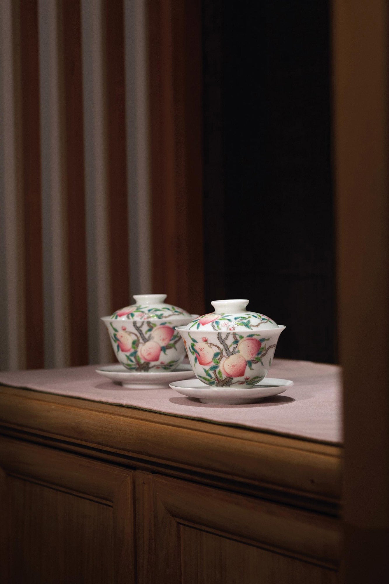 Famille Rose Peach-Shaped Covered Bowl