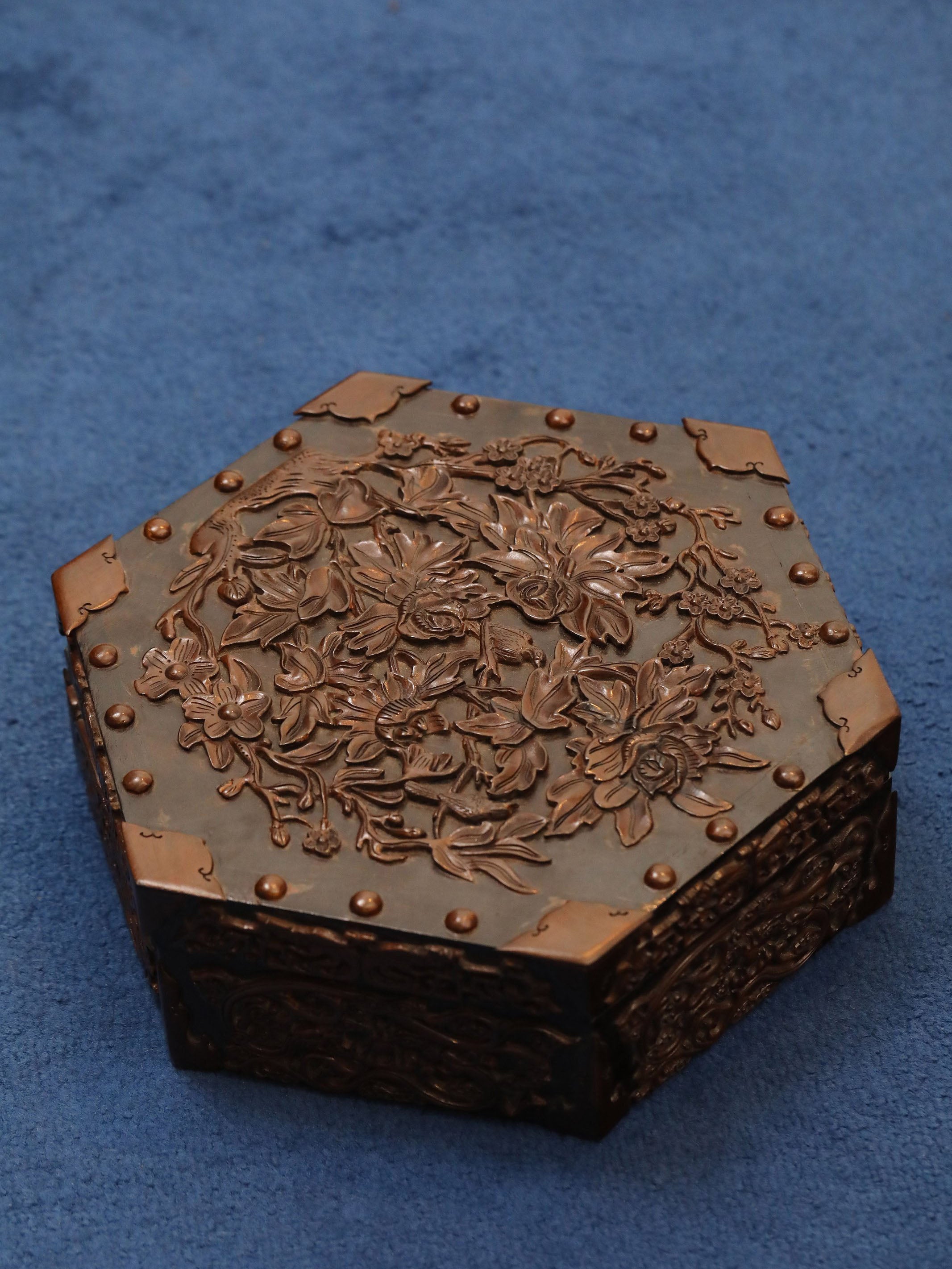 Hexagonal fruit box with hibiscus and bird pattern