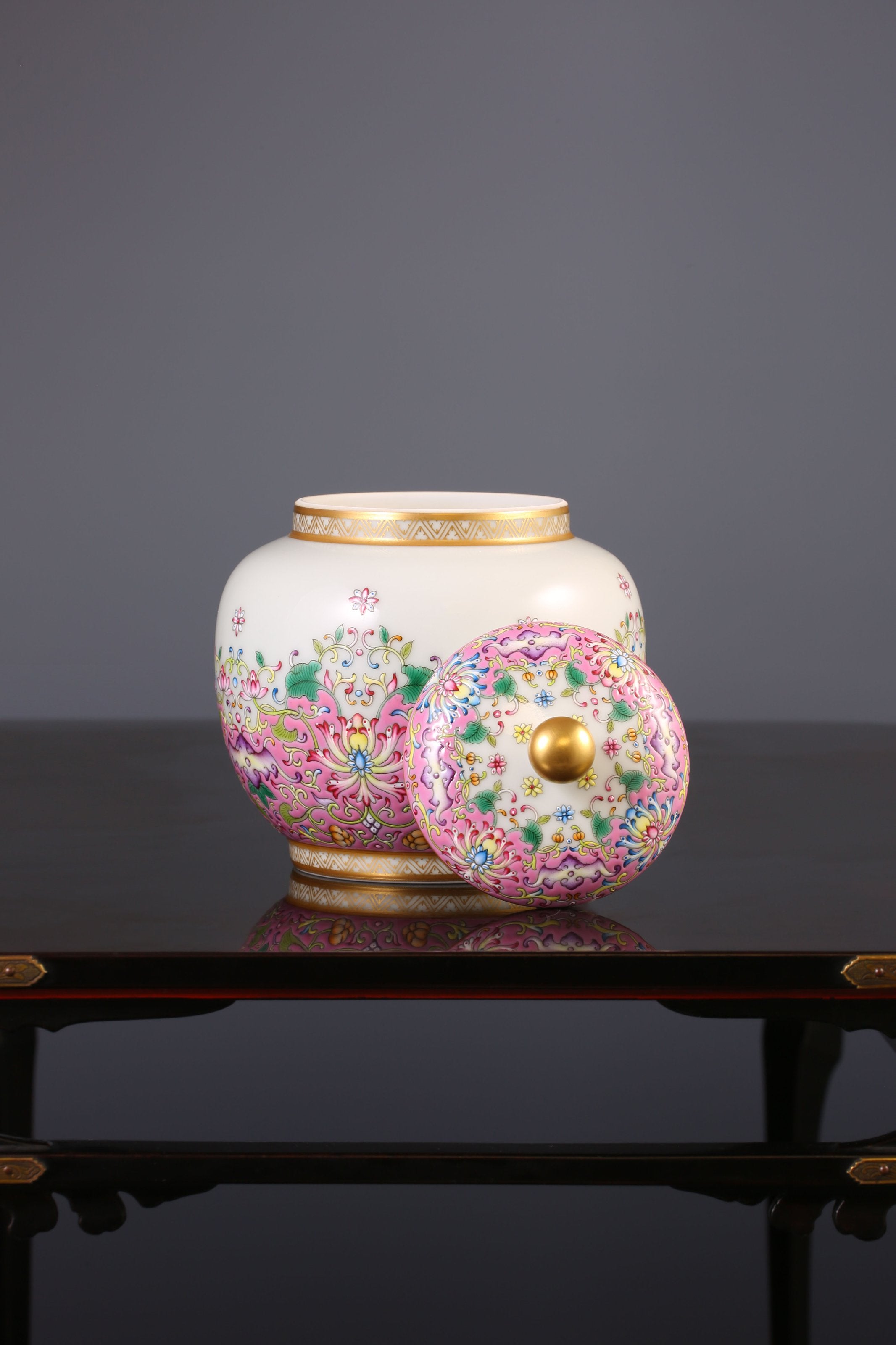 The Dayazhai "Furui" Tea Jar with Scrolling Baoxiang Flower Motif